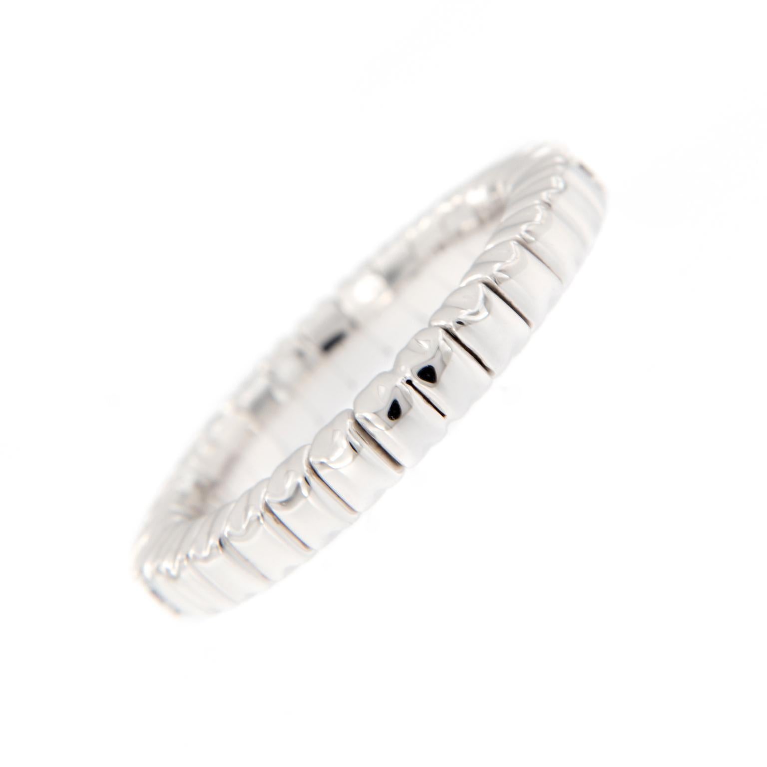 Round Cut 18 Karat White Gold Diamond Stretchable Band Ring For Sale