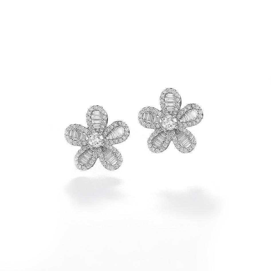 Boucles d'oreilles fleurs en or blanc 18 carats serties de 132 diamants 0,79 cts et 44 diamants taille baguette 0,73 cts   