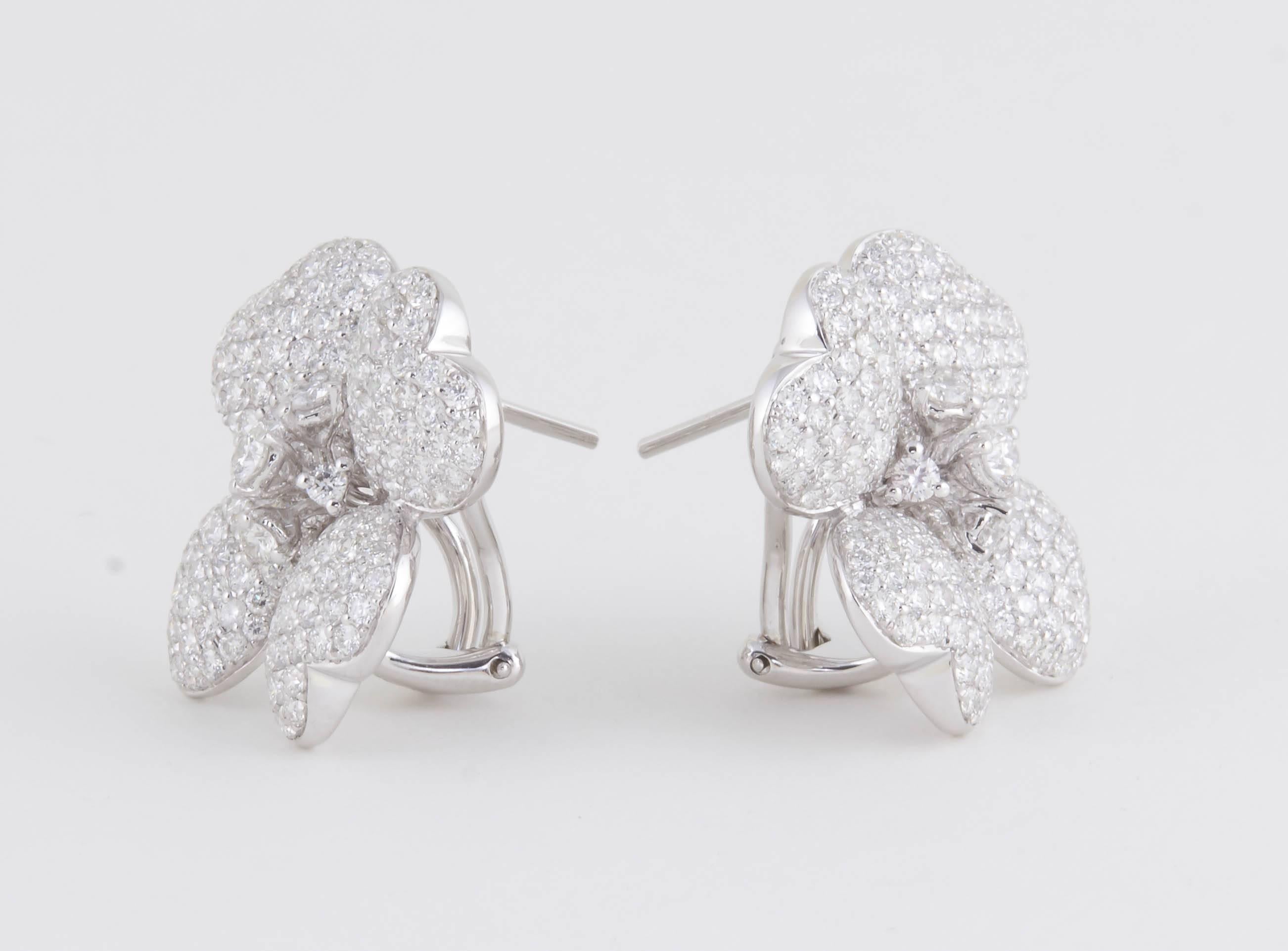 Diamond White Gold Flower Earrings In New Condition For Sale In New York, NY