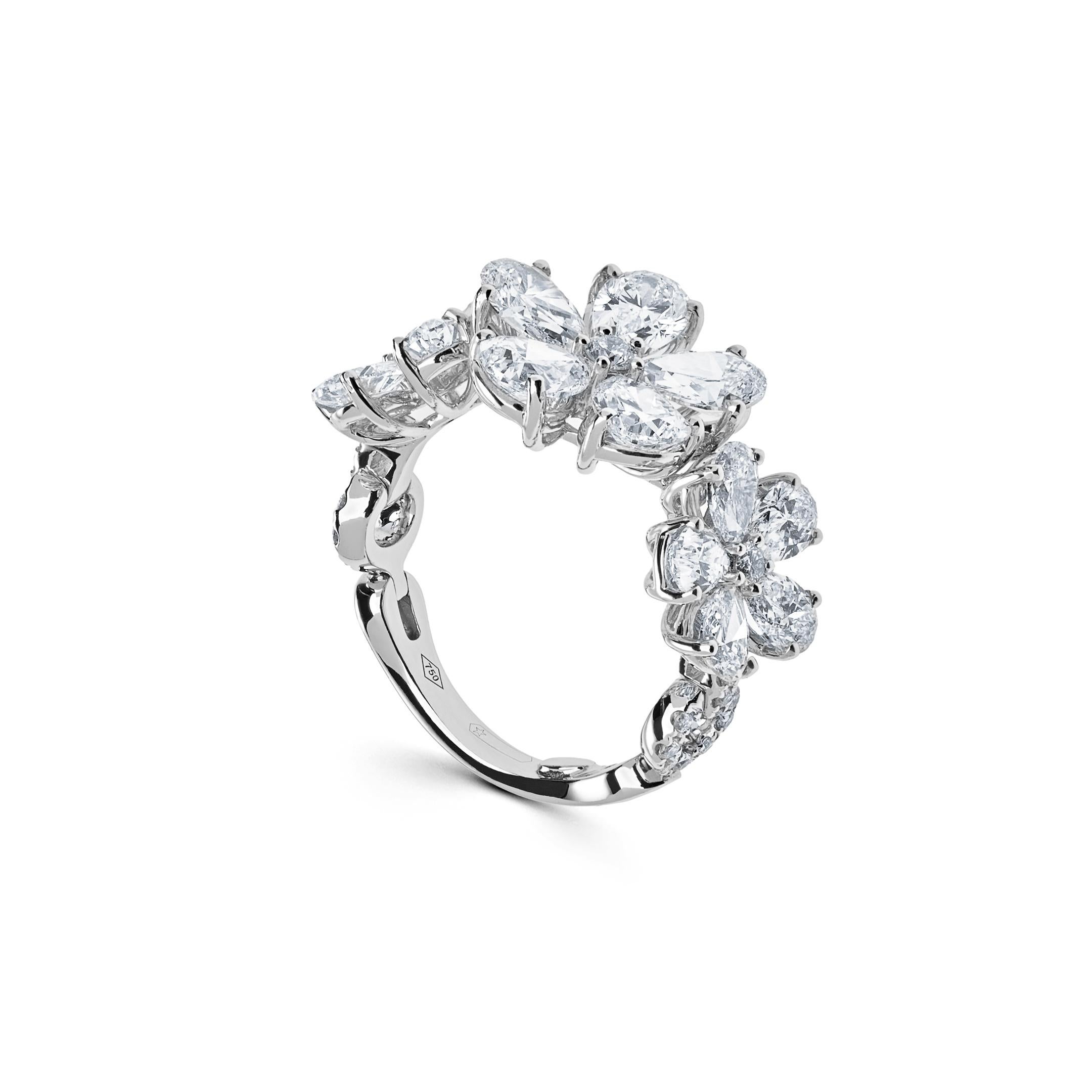 Cette étonnante bague fleur en or blanc et diamants, coulée dans un or blanc lustré, rayonne d'élégance et de sophistication avec son design floral complexe. Agrémentée d'un total de 23 diamants de taille ronde, totalisant 0,31 carat, et ornée