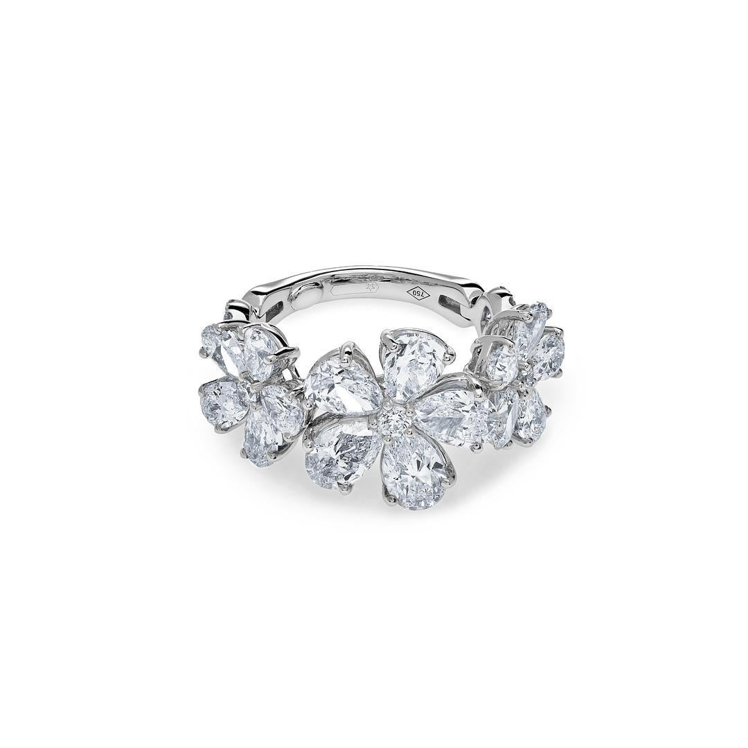 Diamond White Gold Flower Ring In New Condition For Sale In New York, NY