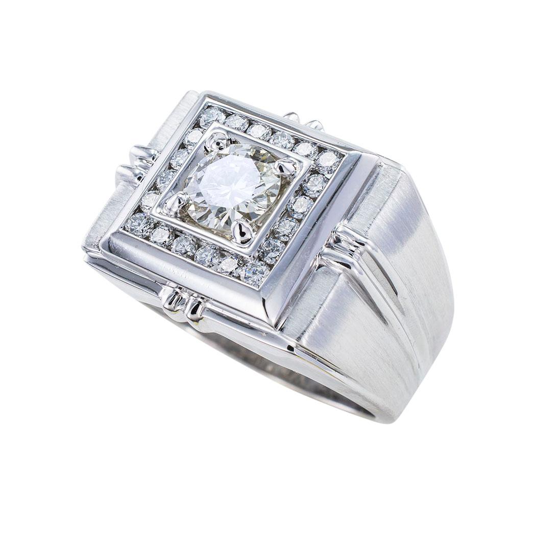 Bague d'homme en or blanc et diamants de succession. 

SPÉCIFICATIONS :

DIAMANT CENTRAL :  Un diamant rond de taille brillant pesant 0,97 carat. Couleur approximative K, pureté VS.

D'AUTRES DIAMANTS :  vingt diamants ronds de taille brillant