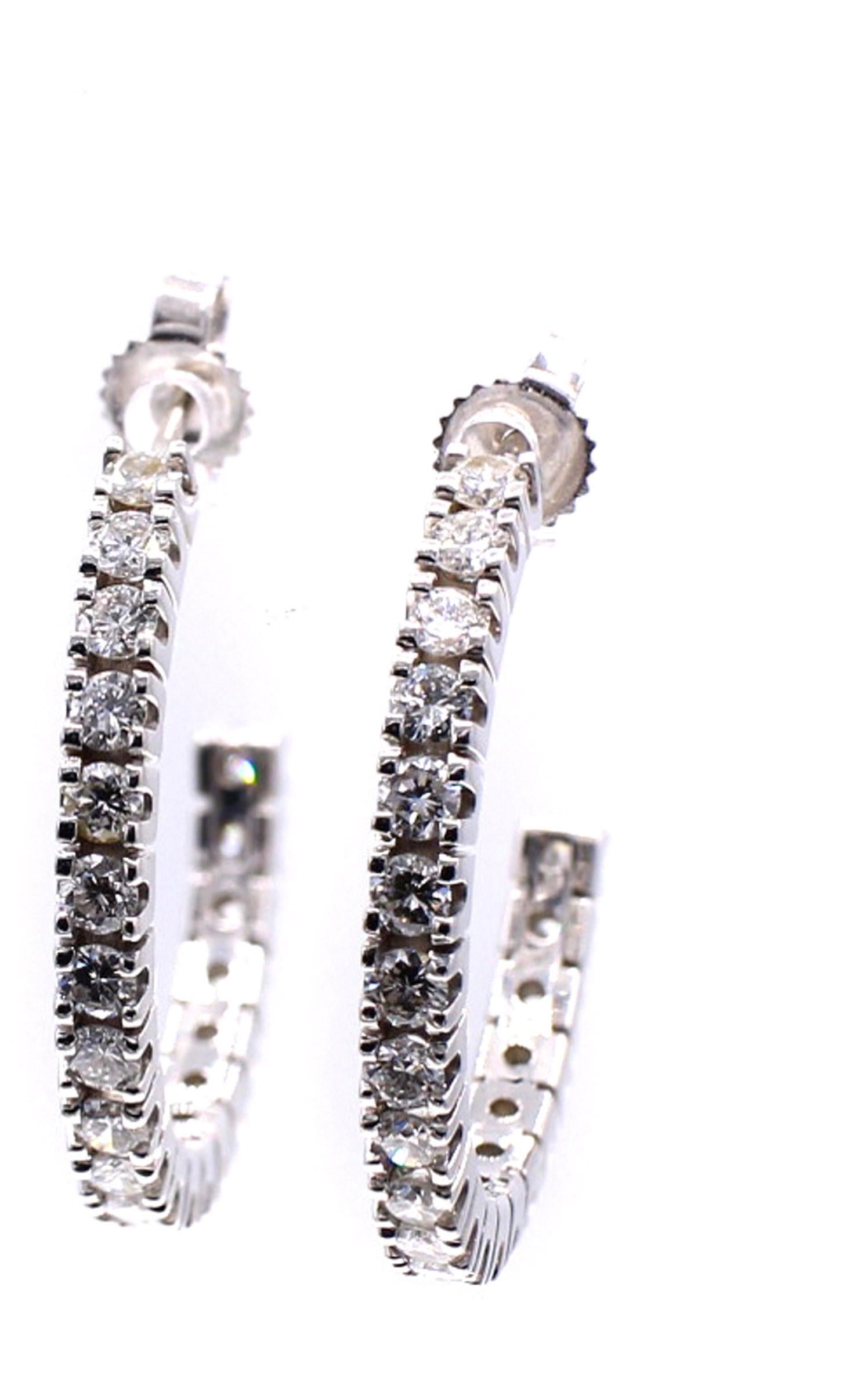 40 boucles d'oreilles en or blanc 14 carats avec des diamants ronds et étincelants d'un poids total approximatif de 2 carats.