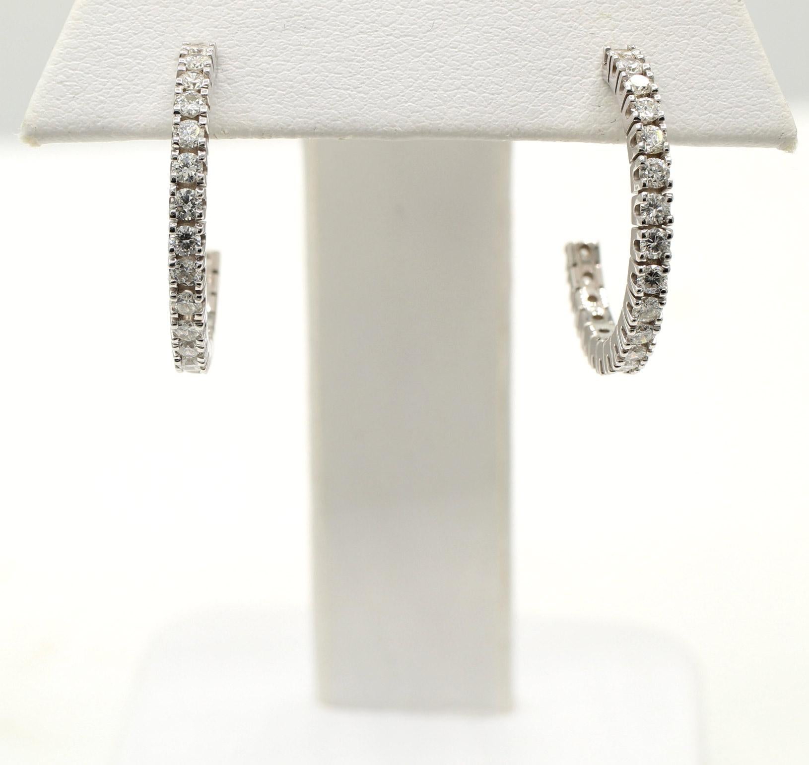 Taille ronde Créoles en or blanc avec diamants en vente