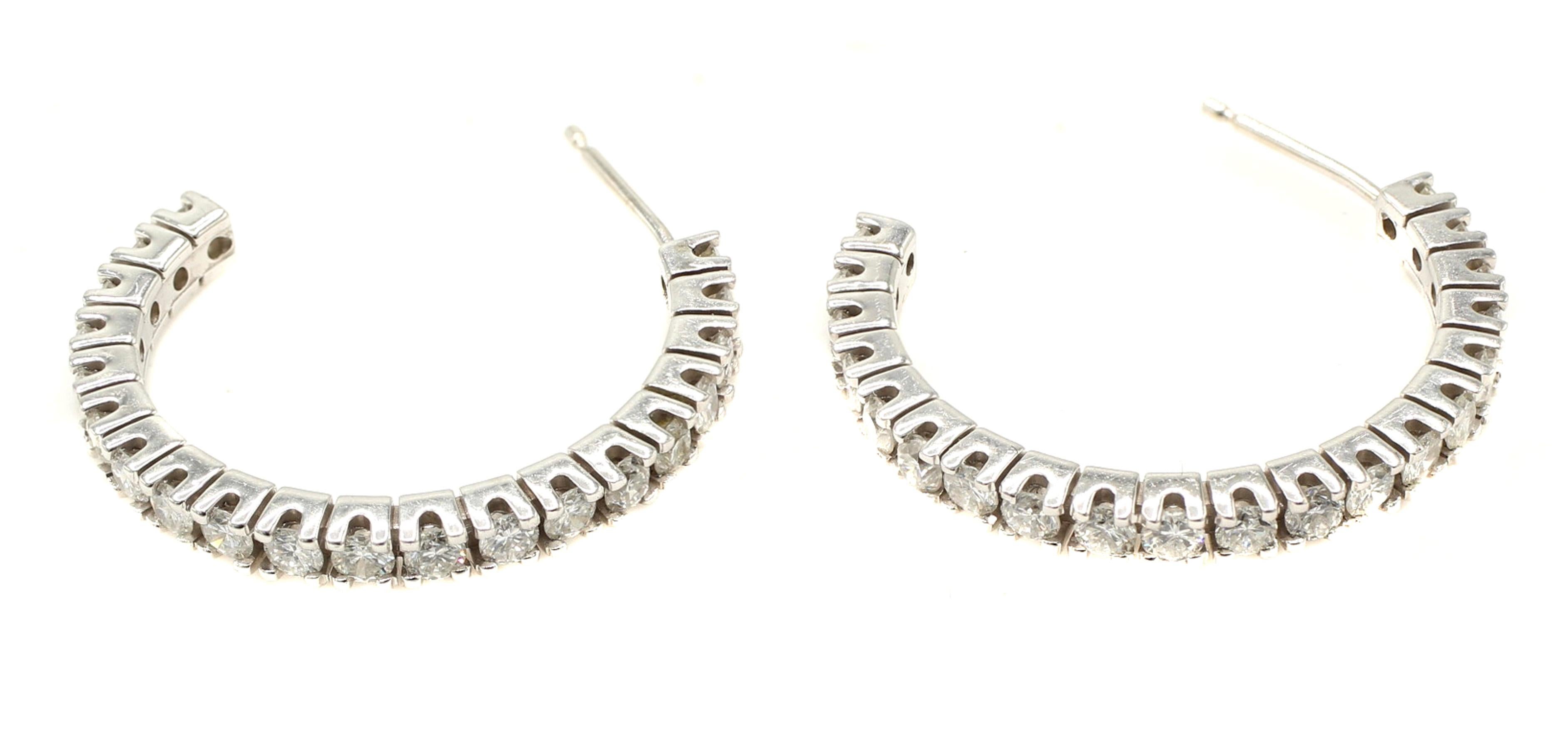 Créoles en or blanc avec diamants Unisexe en vente