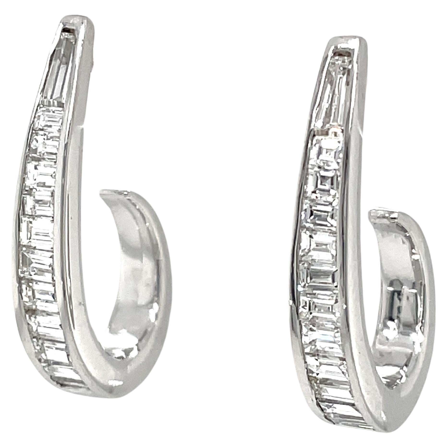 Diamant-Ohrringe aus Weißgold J-Creolen im Angebot