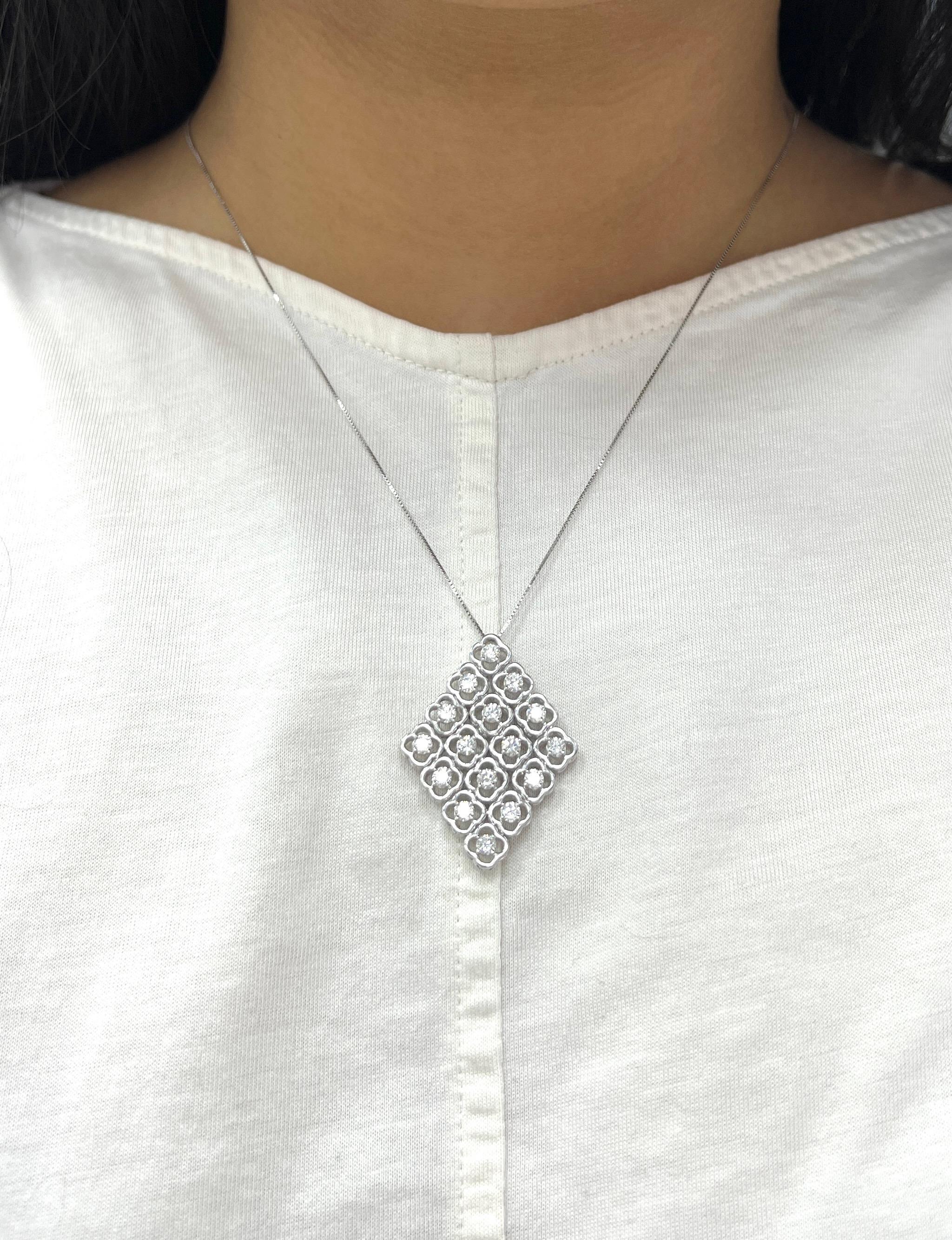 Collier pendentif en or blanc avec diamants en vente 3