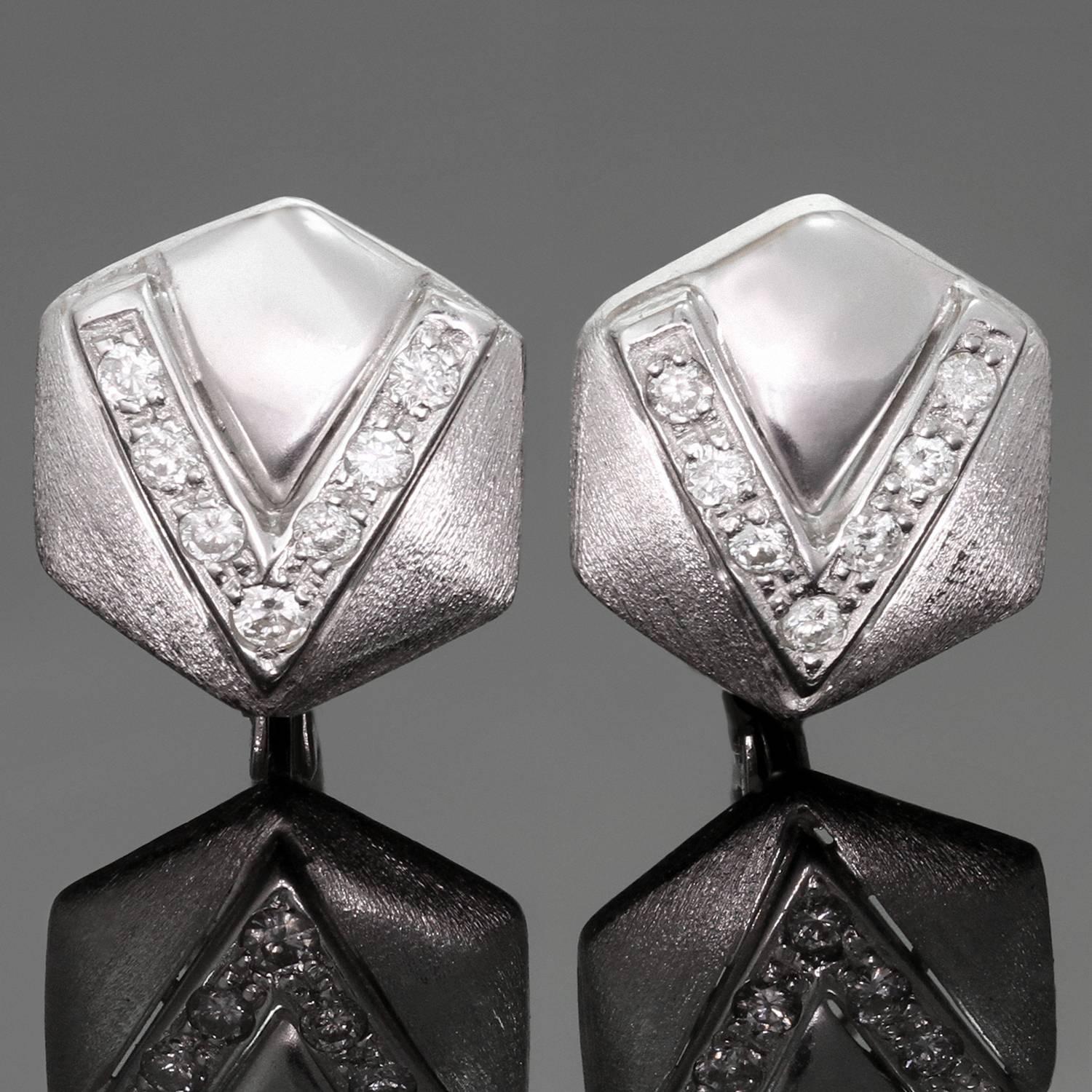 Diese klassischen Ohrringe mit Hebelverschluss haben eine fünfeckige Form, sind aus 14 Karat Weißgold gefertigt und mit runden Diamanten im Brillantschliff von schätzungsweise 0,40 Karat besetzt. Hergestellt in den Vereinigten Staaten in den 1990er
