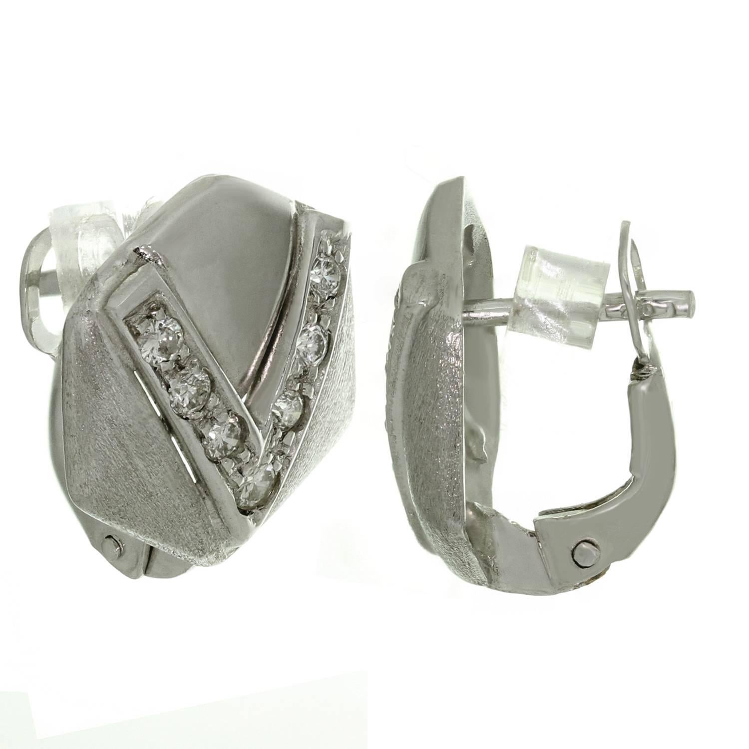 Pentagonal-Ohrringe aus Weißgold mit Diamanten im Zustand „Hervorragend“ im Angebot in New York, NY