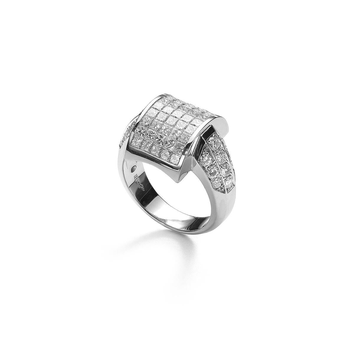 Ring in 18kt white gold set with 45 princess cut diamonds1.79 cts and 20 diamonds 0.73 cts Size 55            