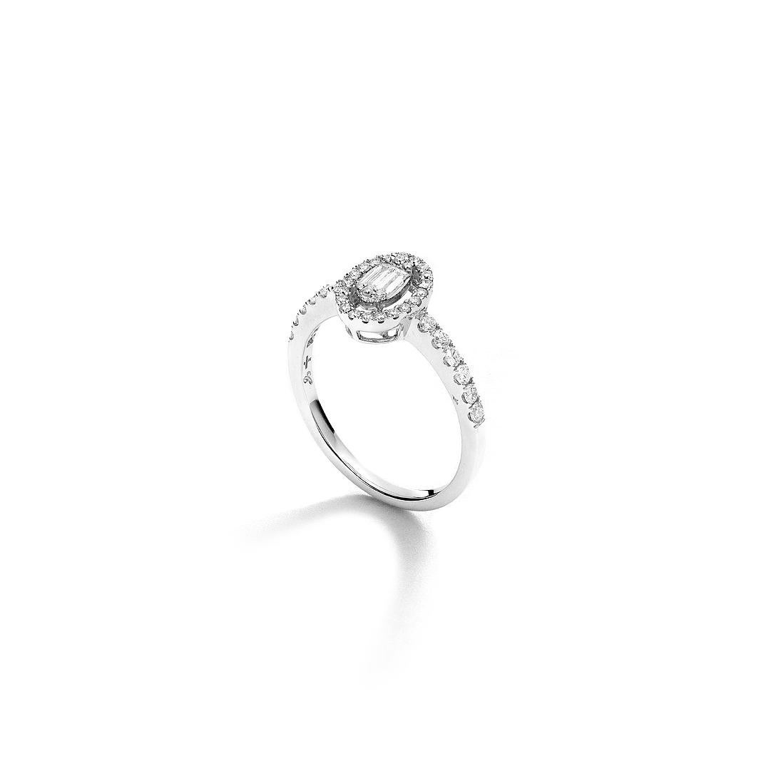 Ring in 18kt white gold set with 38 diamonds 0.31 cts and 2 baguette cut diamonds 0.09 cts           