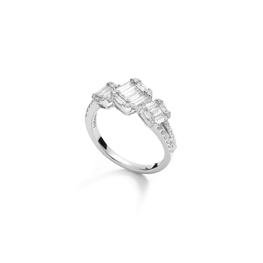 Ring in 18kt white gold set with 34 diamonds 0.26 cts and 16 baguette cut diamonds 0.68 cts 