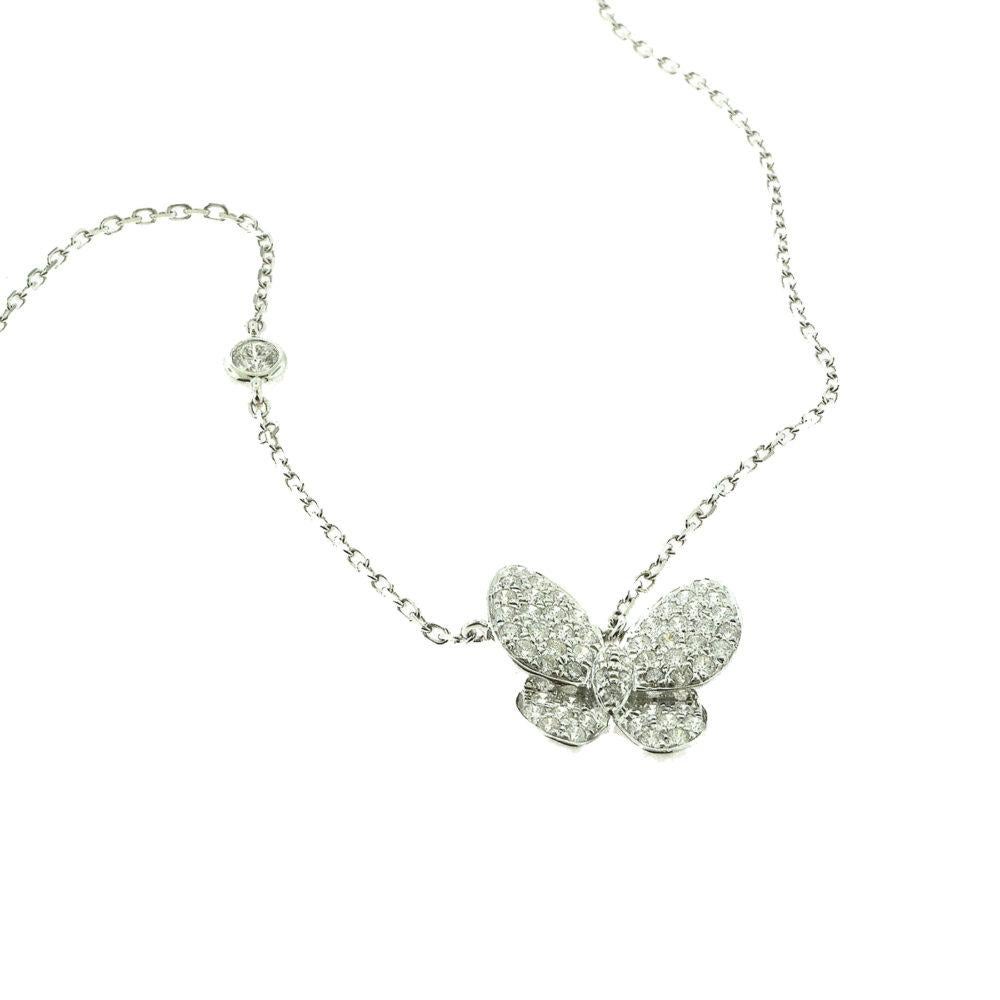 Stile: Collana con farfalla

Metallo: Oro bianco

Purezza del metallo: 18k

A. Stone: 58 diamanti tondi taglio brillante sulla farfalla (0,53 carati), 1 diamante tondo sulla catena (0,10 carati)

Peso totale dei carati: 0,63 ct

Peso:  4,20