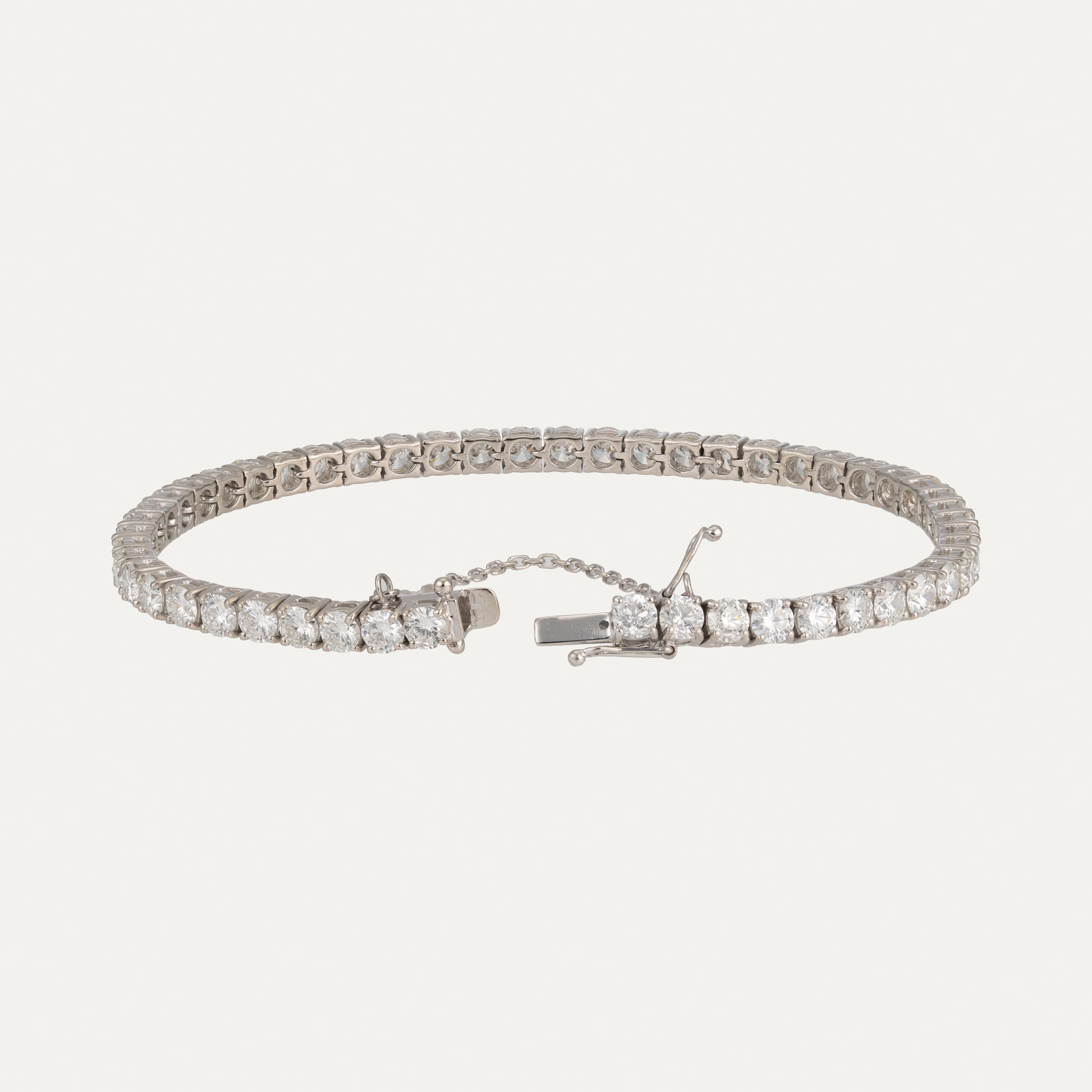 Esta impresionante Pulsera de Tenis con 51 diamantes talla brillante de 7,65 ct (color G/H, claridad VS/SI) es una obra maestra de elegancia y refinada artesanía. Cada diamante ha sido cuidadosamente seleccionado, creando una línea continua de