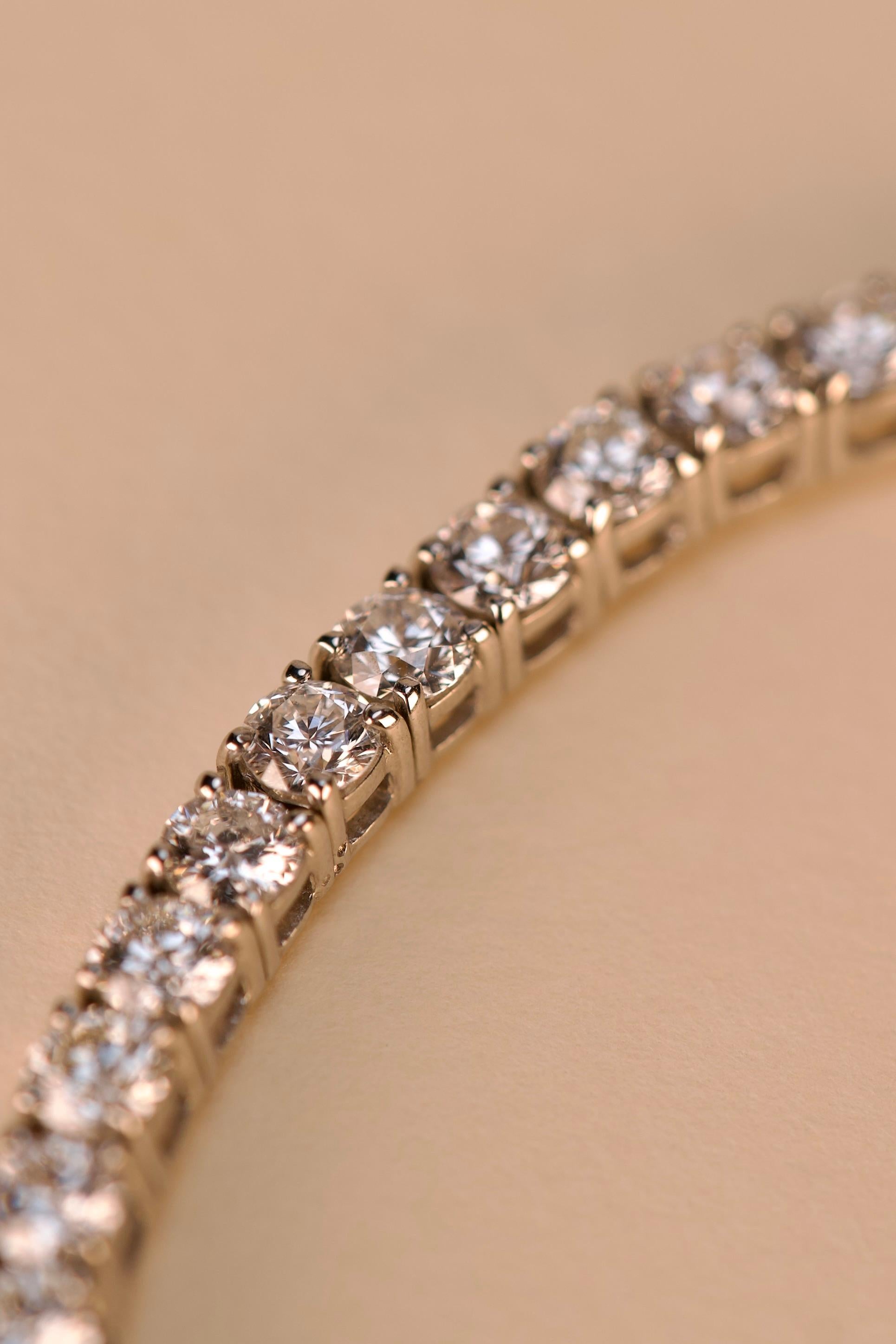 Pulsera de tenis de oro blanco con diamantes Corte brillante en venta