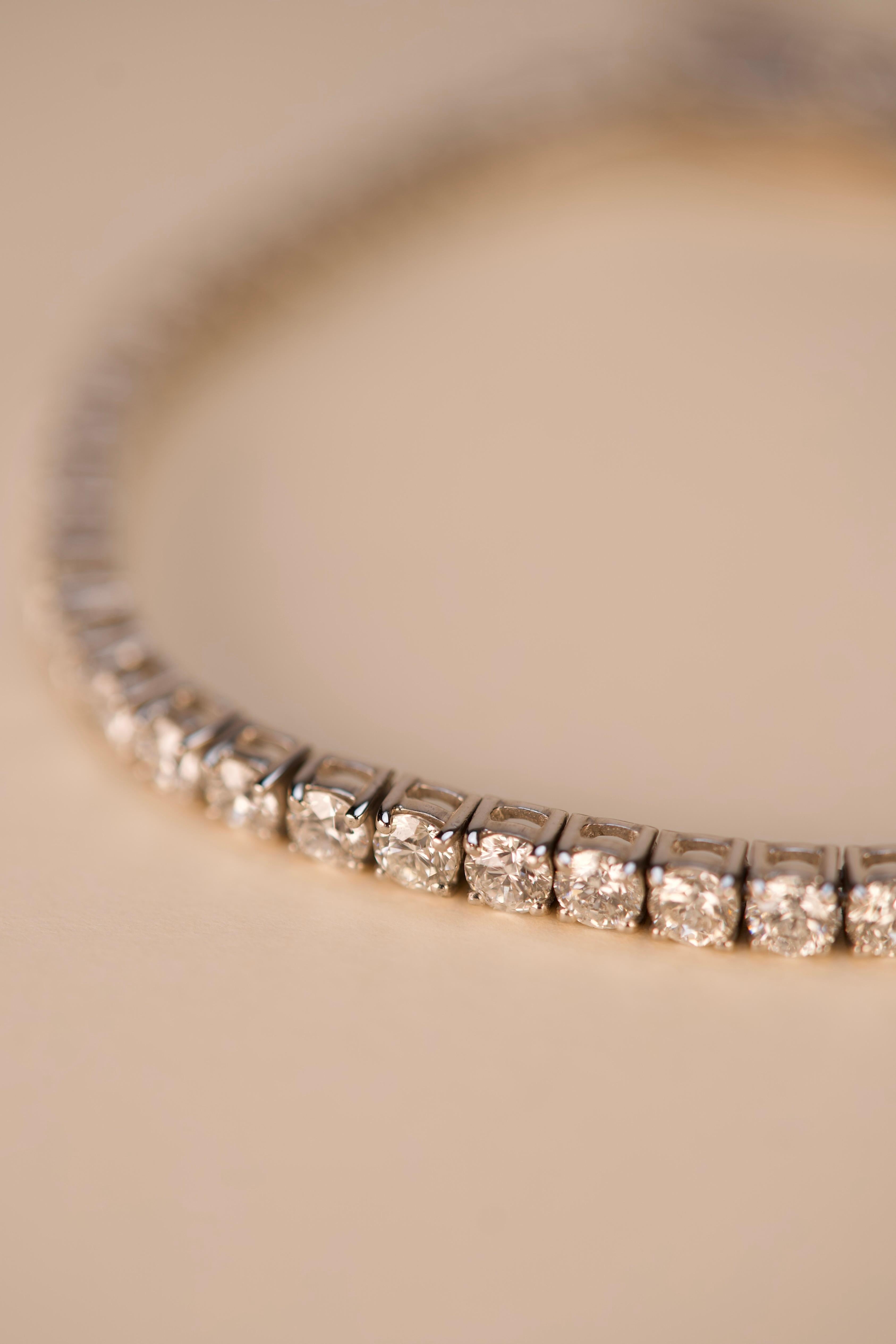 Pulsera de tenis de oro blanco con diamantes en venta 2