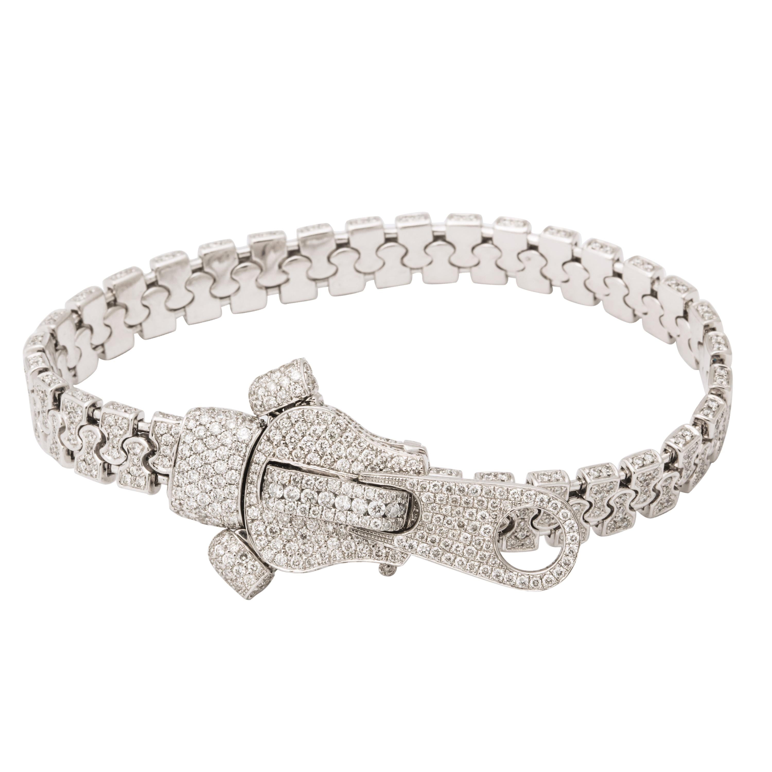 Der luxuriöseste und dekadenteste Reißverschluss, den Sie je gesehen haben, dieses vollständig mit Diamanten besetzte Armband ist ein einzigartiges Stück.  Der mit Juwelen besetzte Reißverschluss ist ein zeitgenössisches Design, das von einigen der