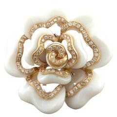 Bague Cocktail Fleur de Camélia en or rose 18 carats Diamant-Onyx blanc
