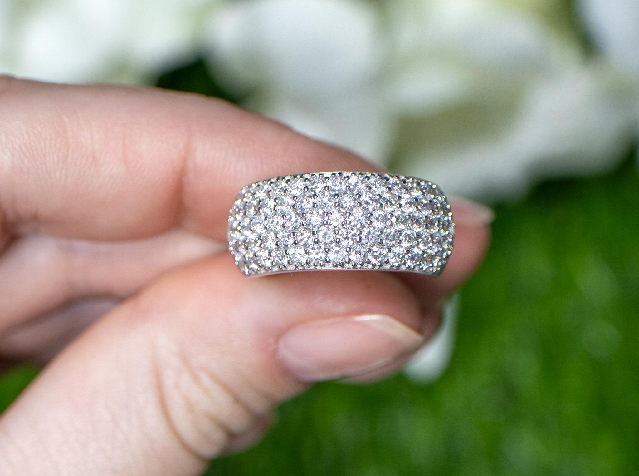 Contemporain Bague à large anneau grappe de diamants 1,75 carats en or blanc 18 carats en vente
