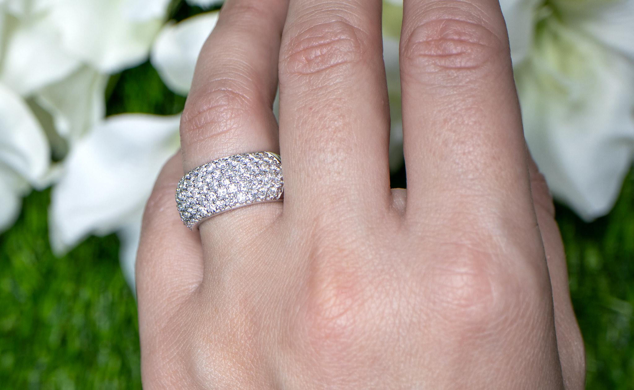 Bague à large anneau grappe de diamants 1,75 carats en or blanc 18 carats Excellent état - En vente à Laguna Niguel, CA