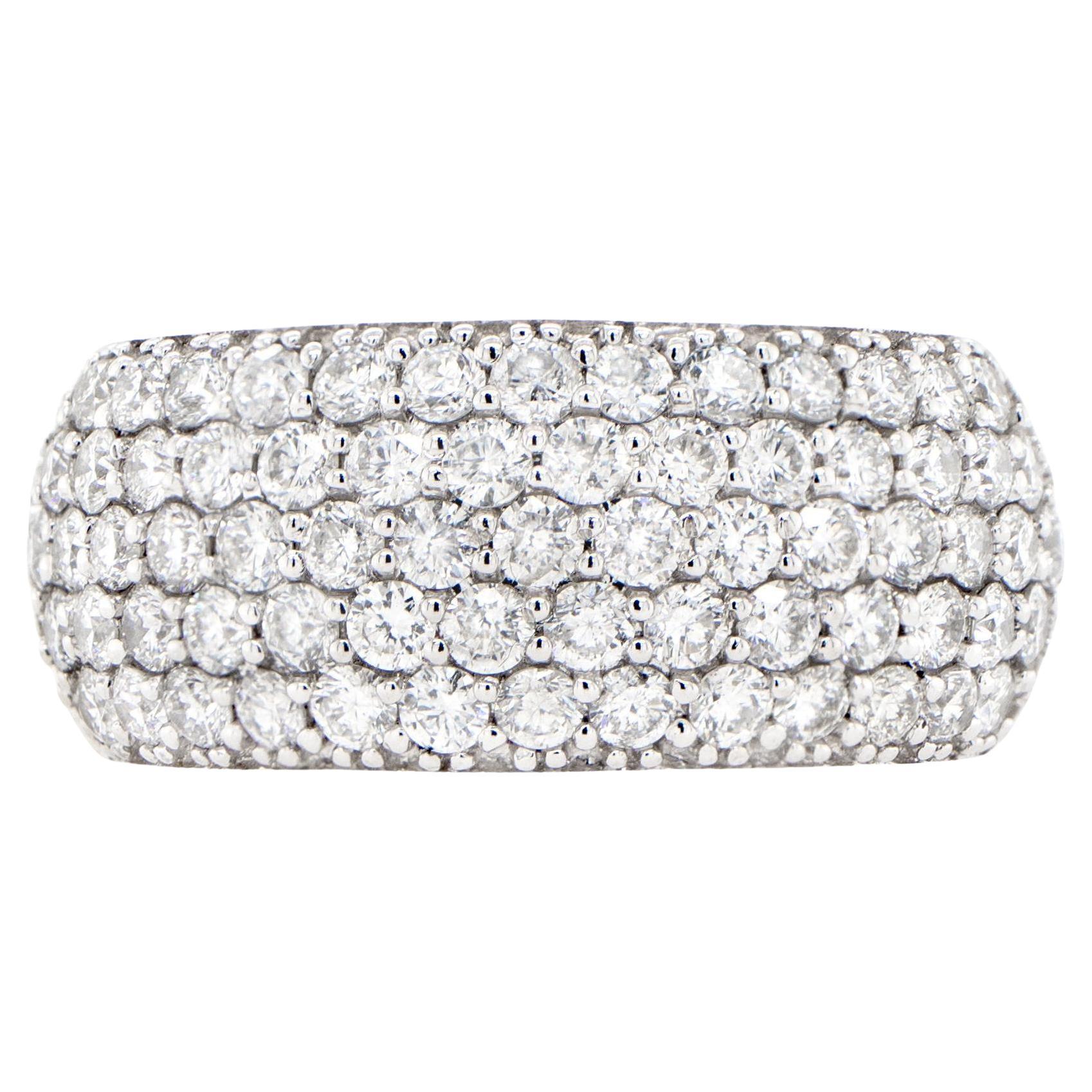 Bague à large anneau grappe de diamants 1,75 carats en or blanc 18 carats en vente