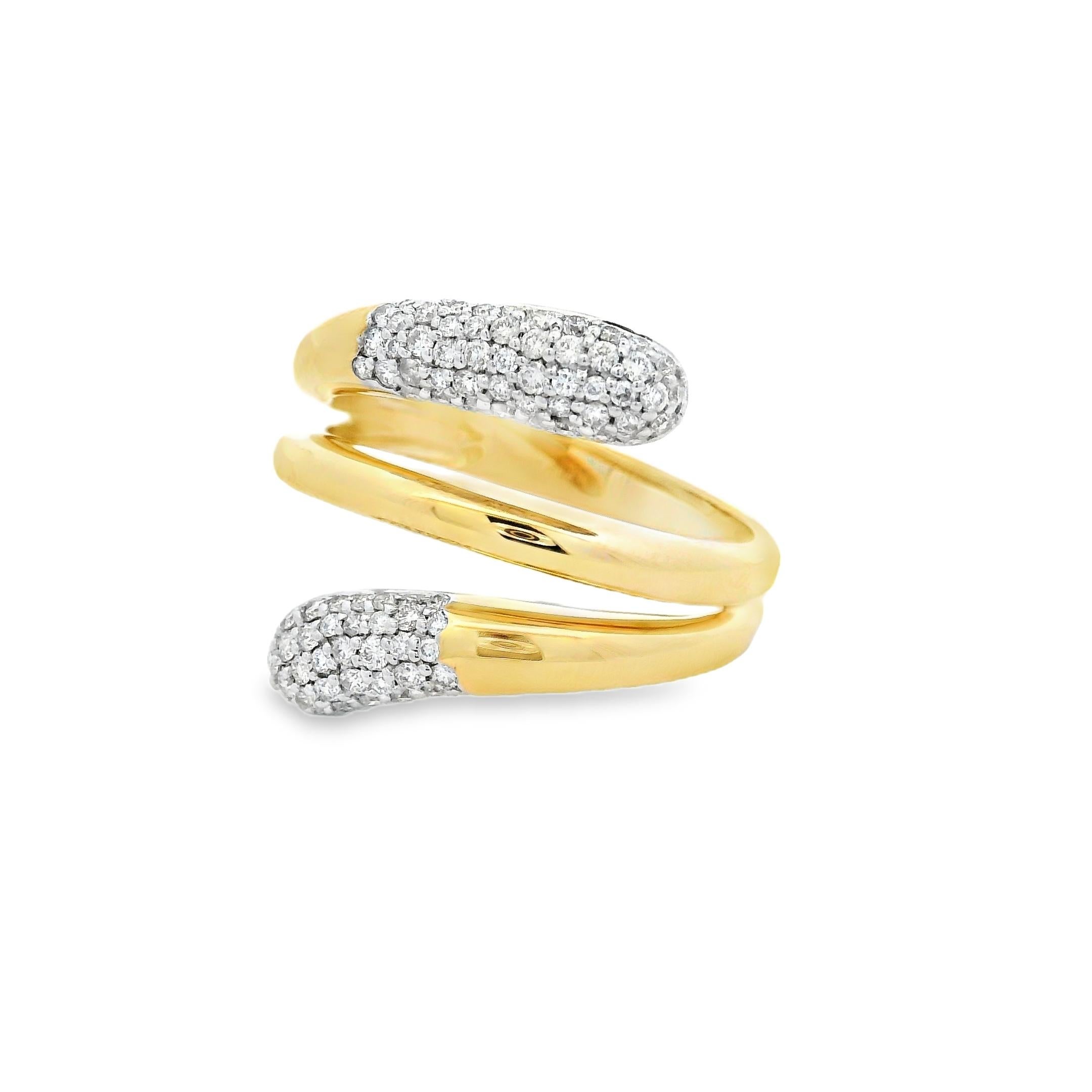 Cette bague à la fois audacieuse et raffinée est réalisée en or jaune 14 carats et présente un motif texturé pavé de 87 diamants ronds de taille brillant totalisant 0,50 carat. Avec un toucher sculptural et une couverture complète des doigts, il