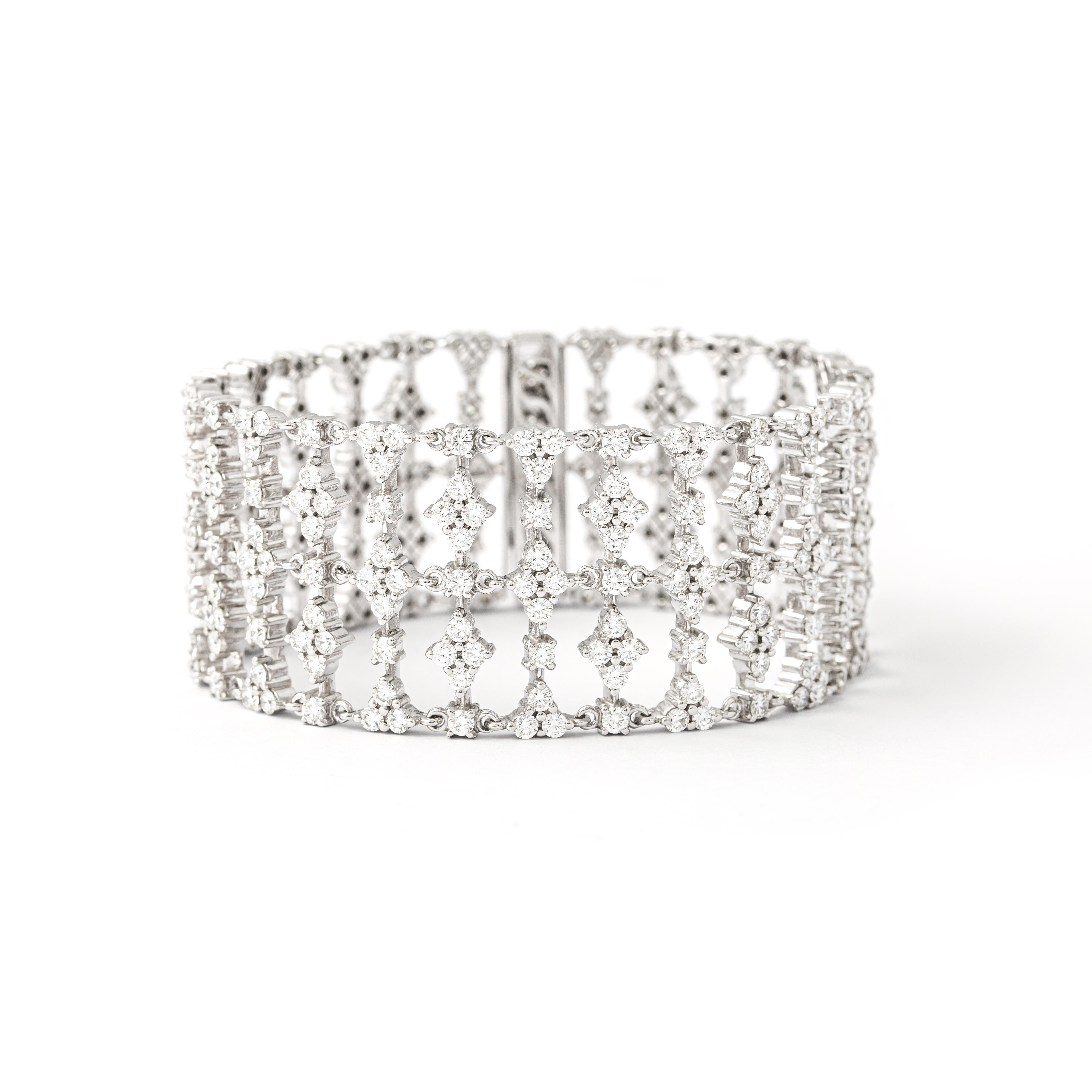Bracelet in 18kt white gold set with 335 diamonds 13.12 cts.

Length: 17.50 centimeters (6.89 inches).

Total weight: 62.38 grams.

Width : 2.80 centimeters (1.10 inches)