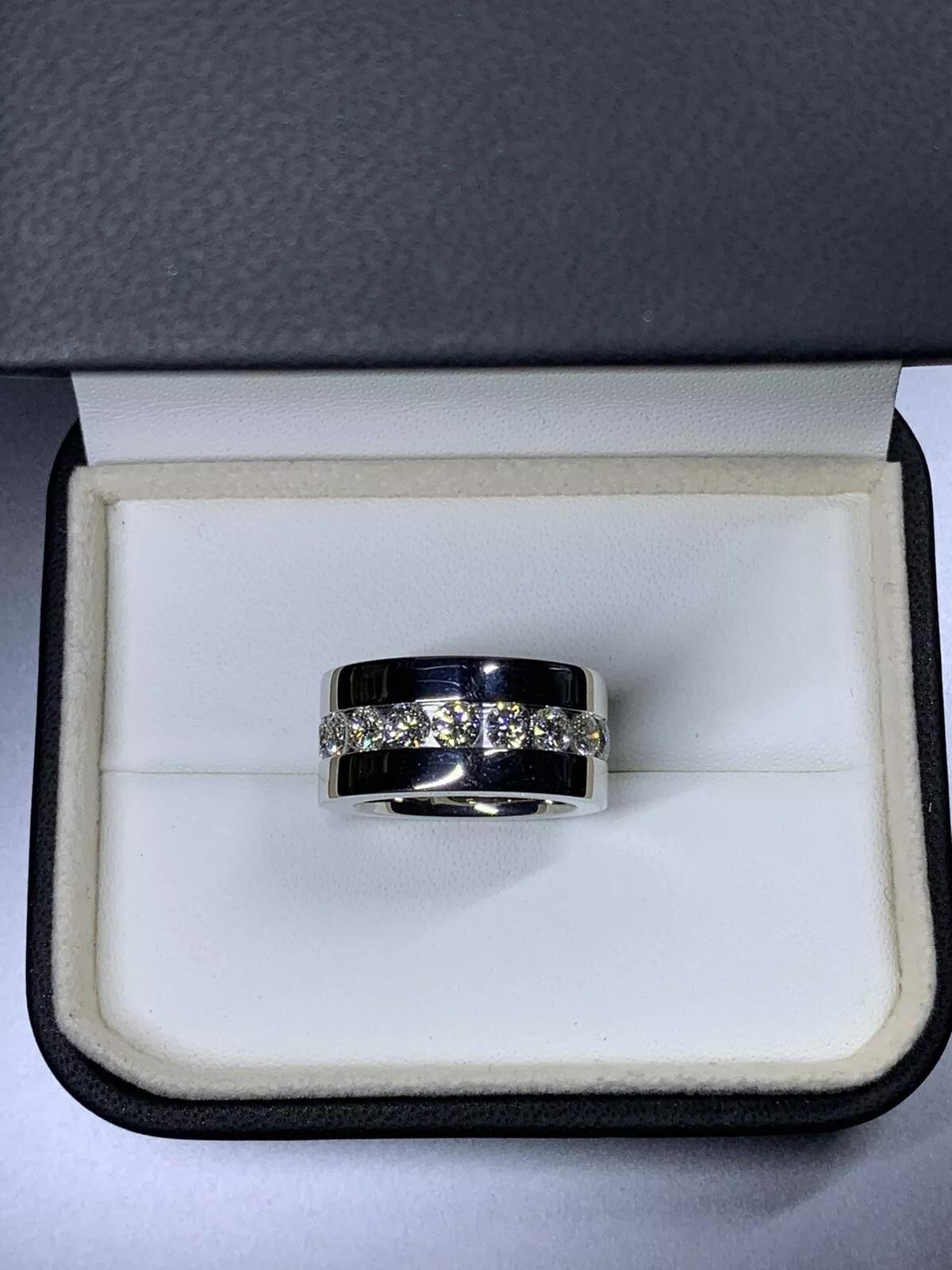 2,80 Karat breiter Diamant-Verlobungsring 18 Karat Weißgold.

Großer Verlobungsring oder Ehering mit rundem Brillanten in 18 Karat Weißgold.

Diamanten F Farbe VS1 Klarheit Gesamtgewicht 2,80ct.

Gepunzt.

Breite 11mm

Der Ring kann in der Größe