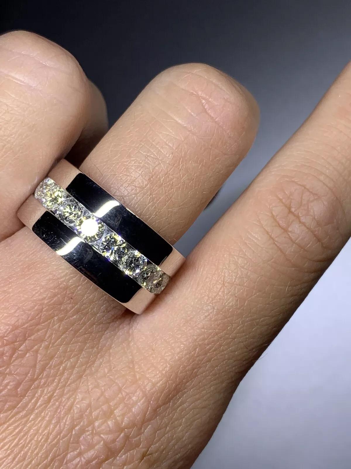 Breiter Diamant-Verlobungsring aus 18 Karat Weißgold. (Rundschliff) im Angebot