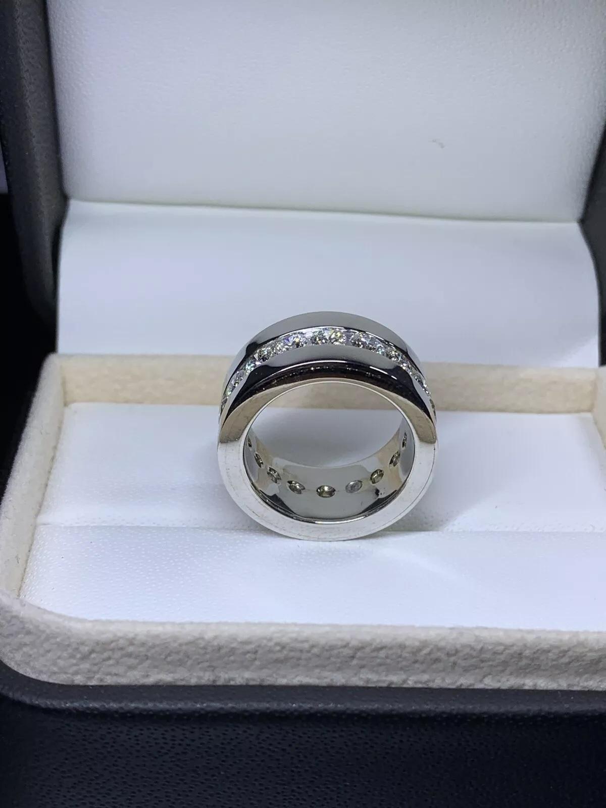 Breiter Diamant-Verlobungsring aus 18 Karat Weißgold. im Zustand „Neu“ im Angebot in London, GB