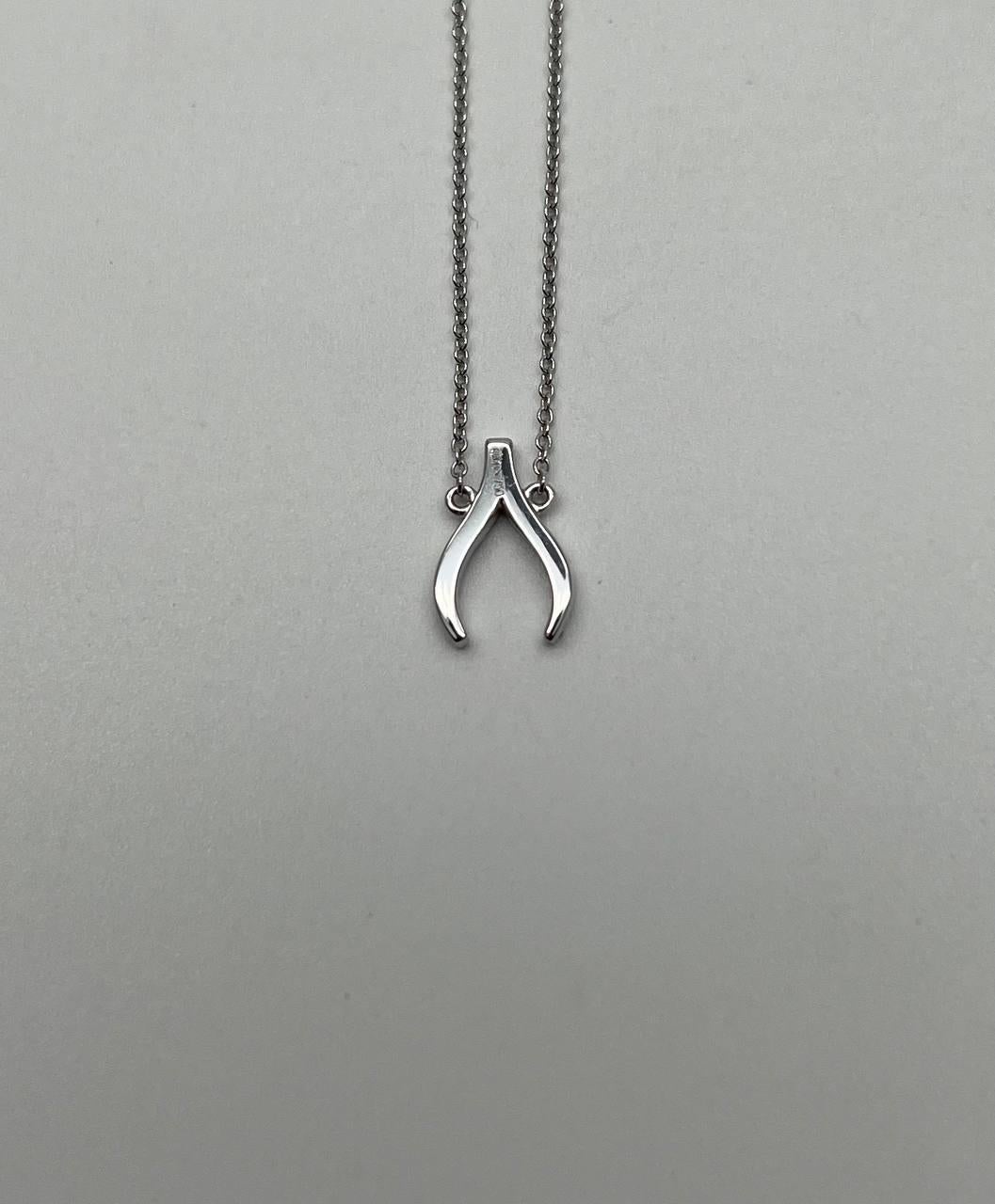 Taille mixte Chaîne collier pendentif en or blanc 18 carats à motif de chevrons en vente