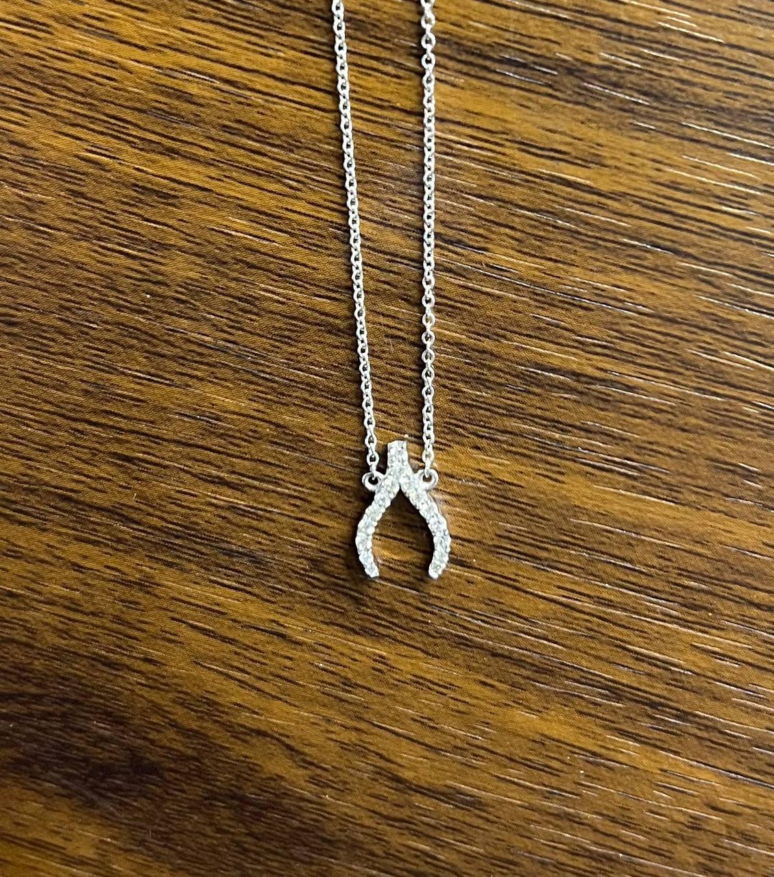 Chaîne collier pendentif en or blanc 18 carats à motif de chevrons Pour femmes en vente
