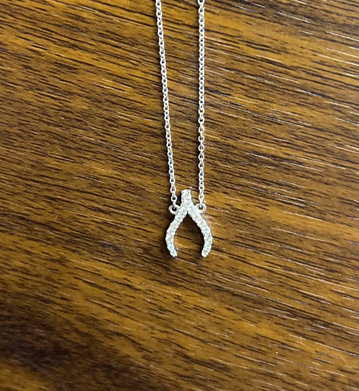 Chaîne collier pendentif en or blanc 18 carats à motif de chevrons en vente 1