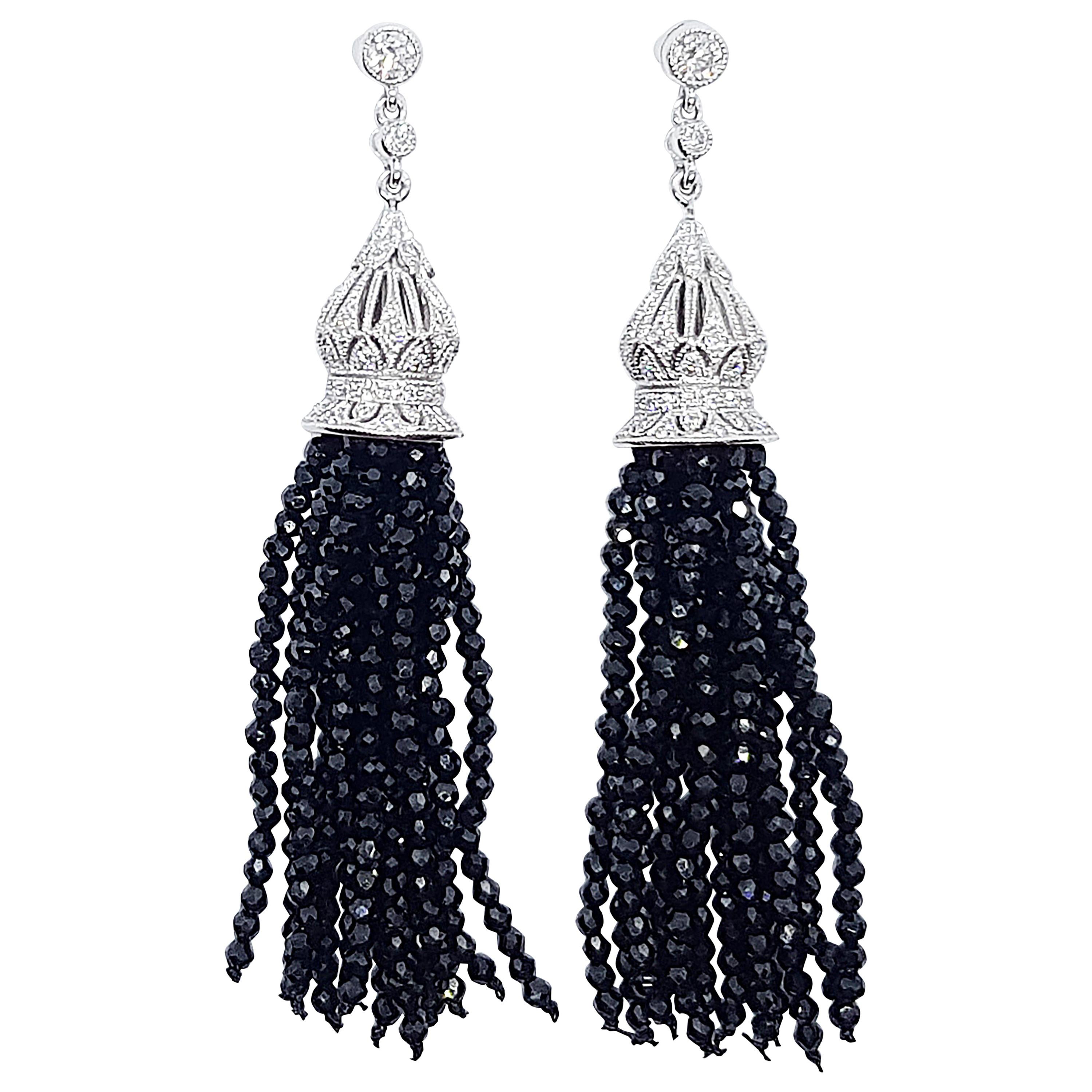 Boucles d'oreilles en or blanc 18 carats serties de diamants et de spinelles noires