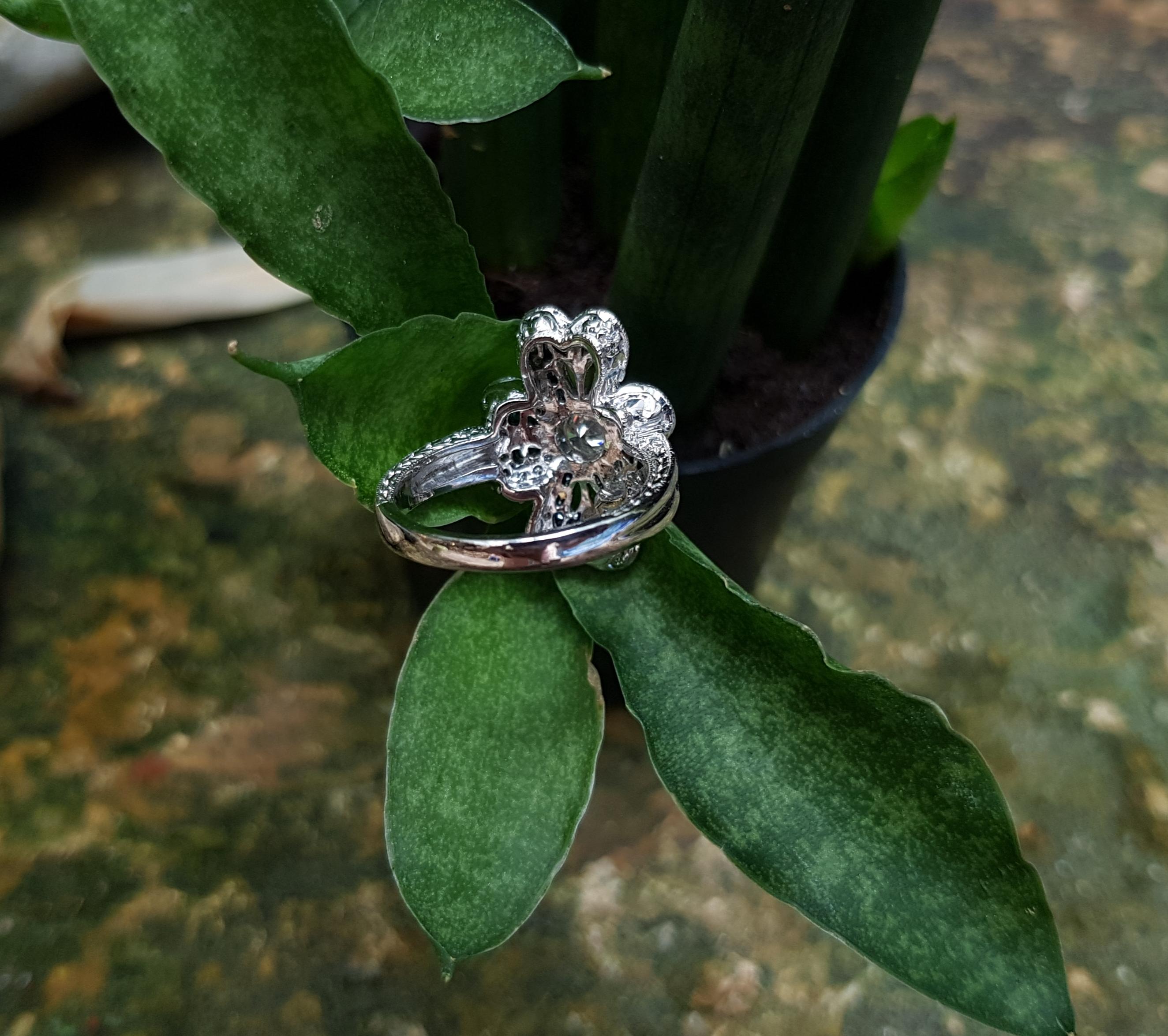 Ring mit Diamant und blauem Saphir aus 18 Karat Weißgold in Fassung im Angebot 6