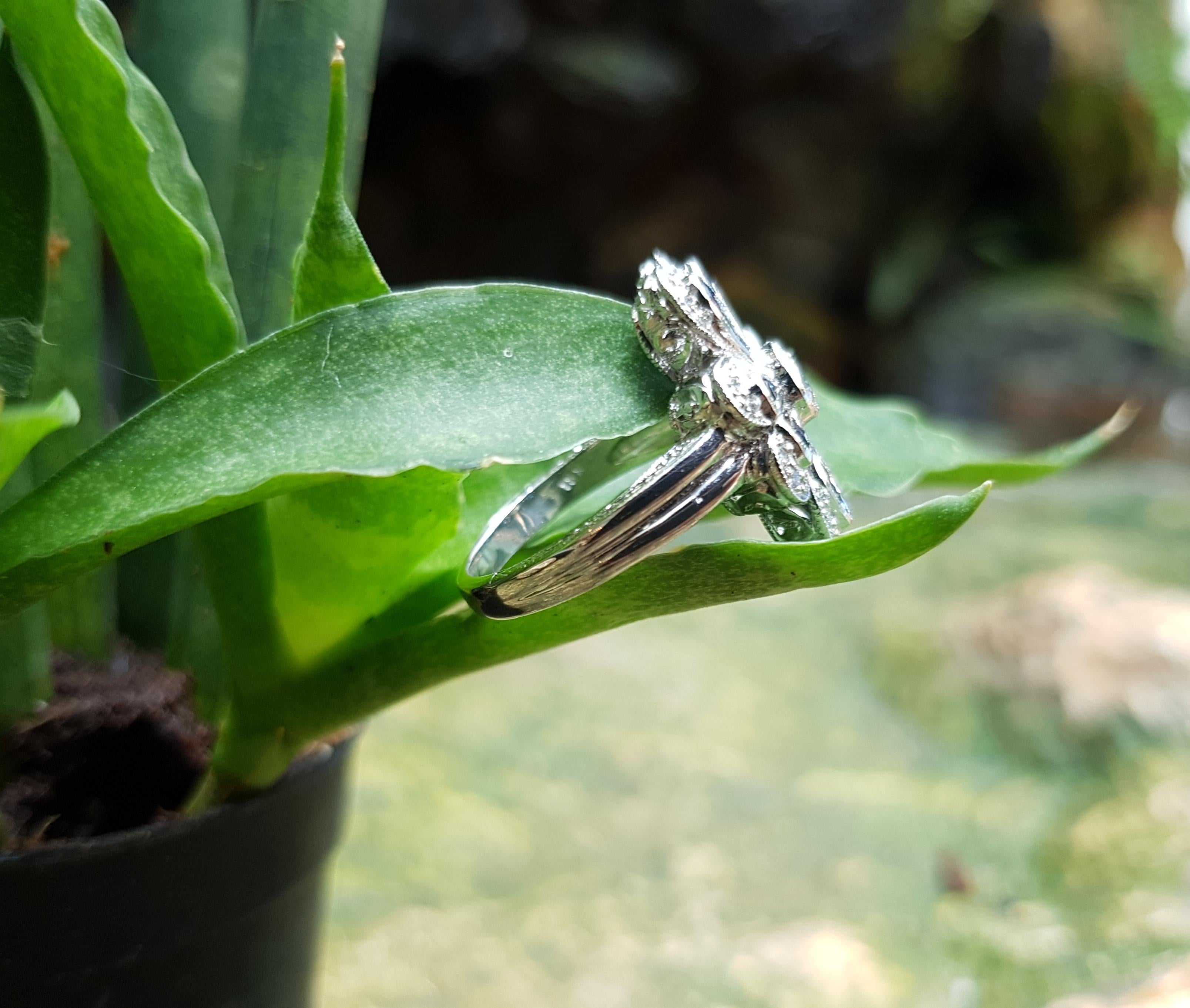 Ring mit Diamant und blauem Saphir aus 18 Karat Weißgold in Fassung im Angebot 4