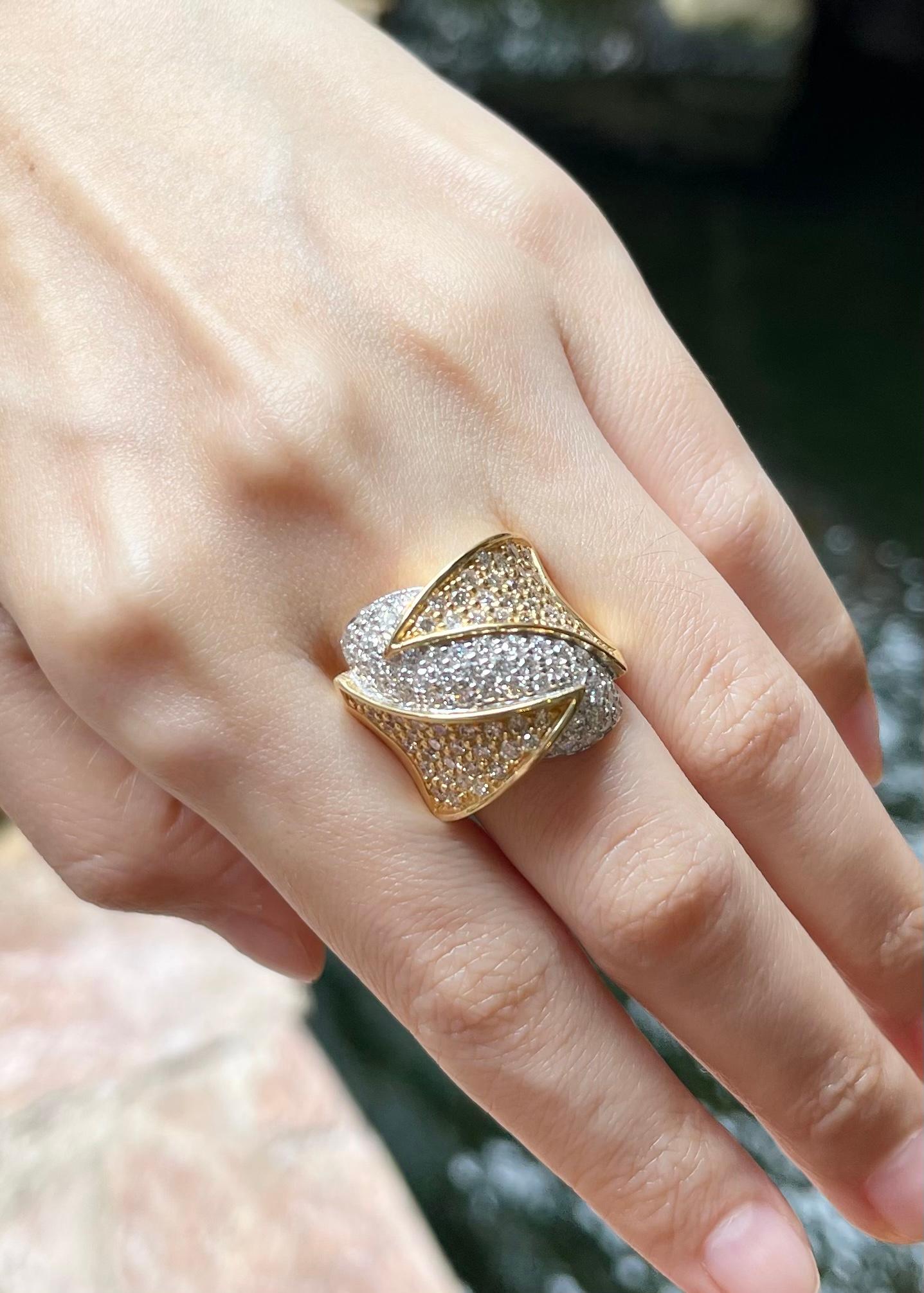 Diamond 1.32 carats with Brown Diamond 1.55 carats Ring set in 18K Gold Settings

Width:  2.1 cm 
Length: 2.1 cm
Ring Size: 54
Total Weight: 18.93 grams

