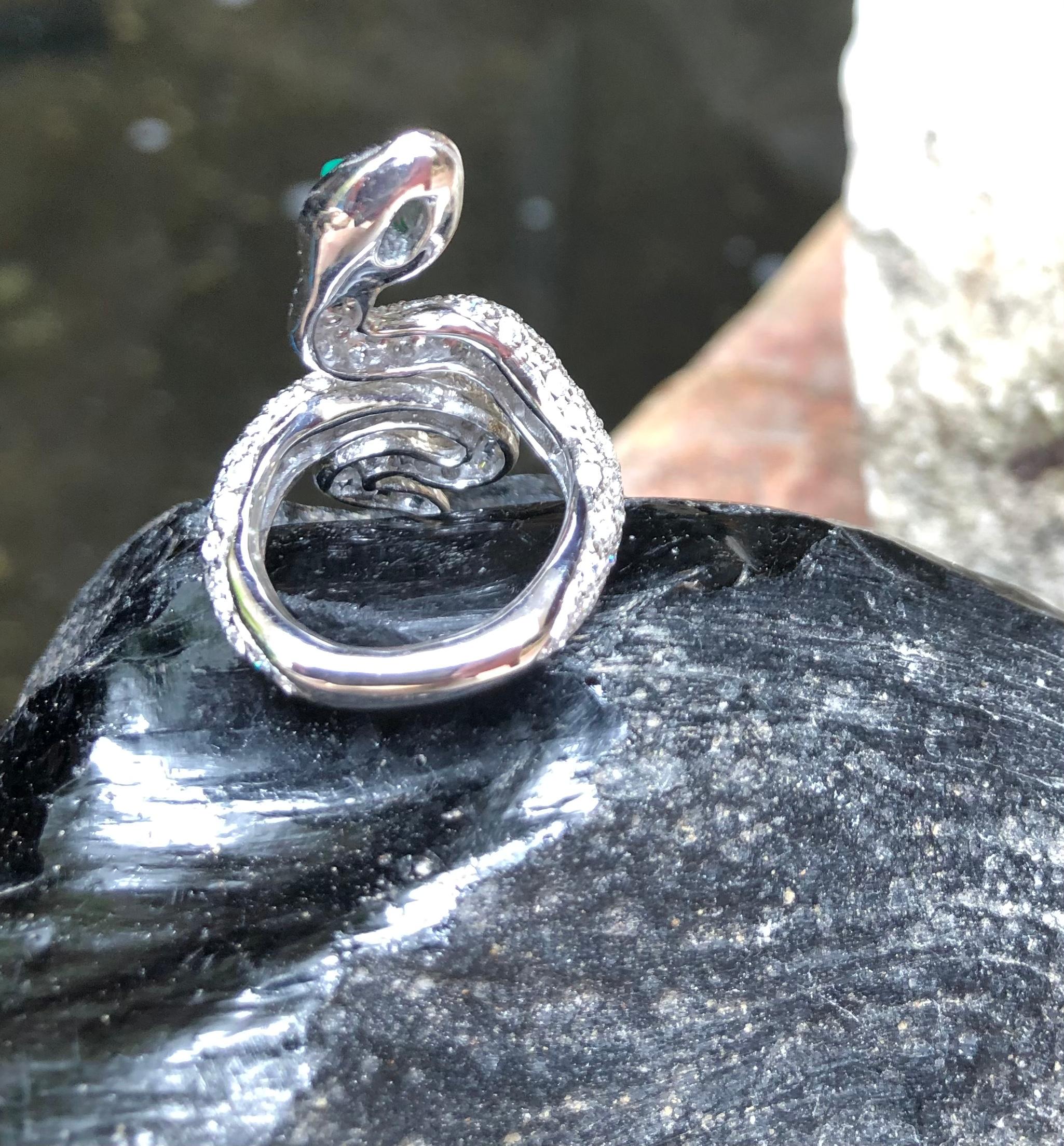 Diamant mit Cabochon-Smaragd-Schlangenring in 18 Karat Weißgoldfassung im Angebot 9