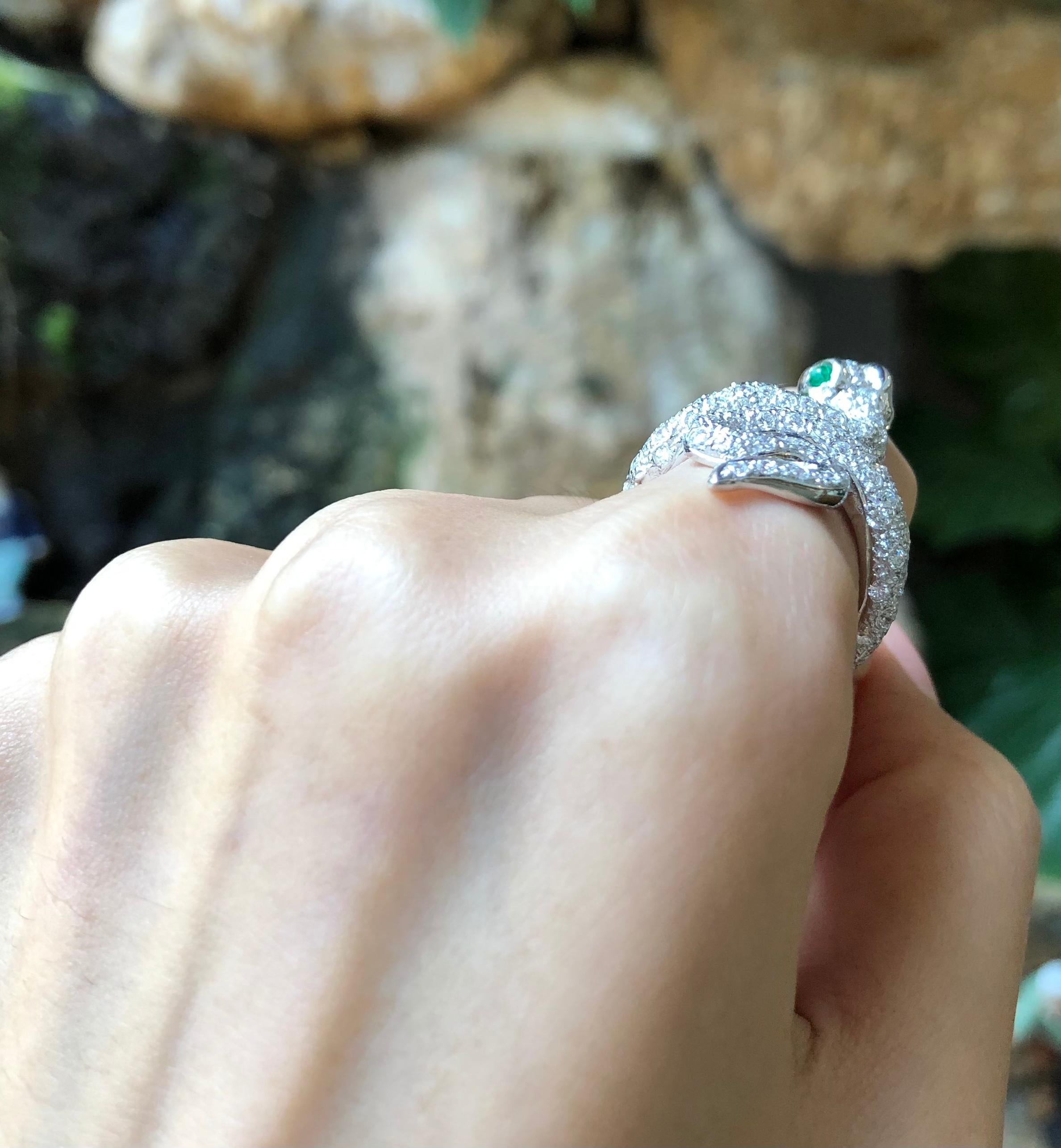 Diamant mit Cabochon-Smaragd-Schlangenring in 18 Karat Weißgoldfassung (Brillantschliff) im Angebot