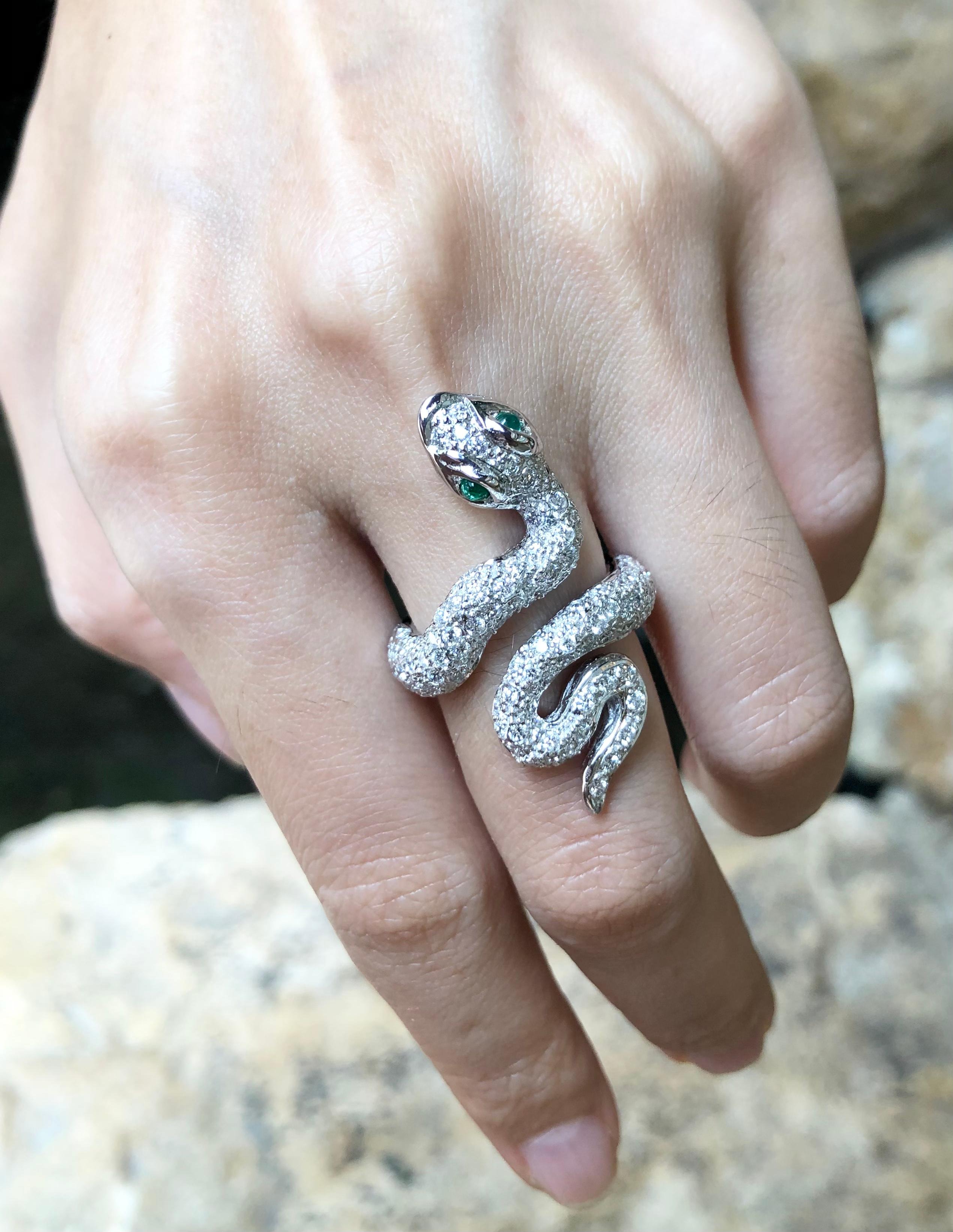 Diamant mit Cabochon-Smaragd-Schlangenring in 18 Karat Weißgoldfassung im Zustand „Neu“ im Angebot in Bangkok, TH