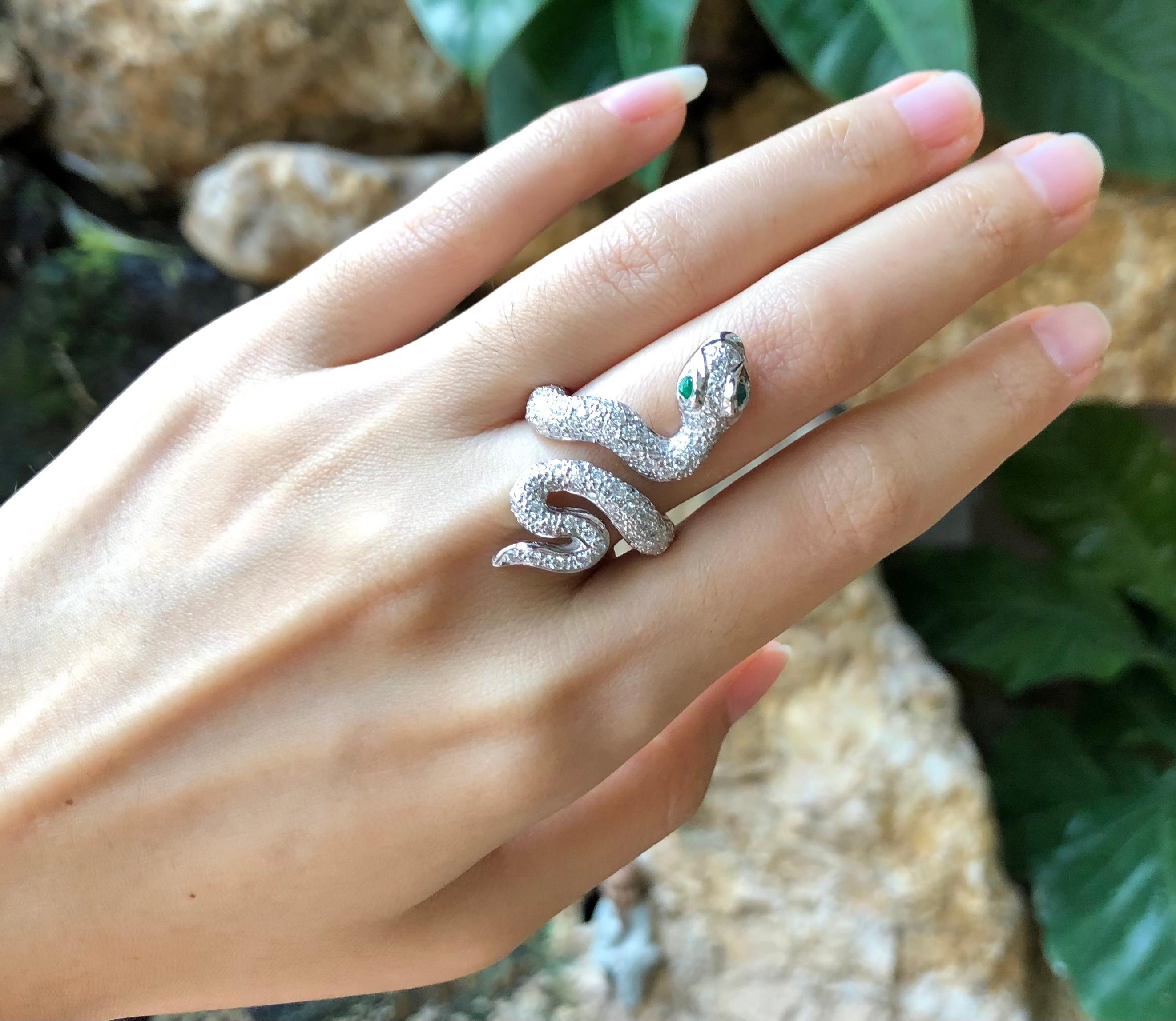 Diamant mit Cabochon-Smaragd-Schlangenring in 18 Karat Weißgoldfassung für Damen oder Herren im Angebot