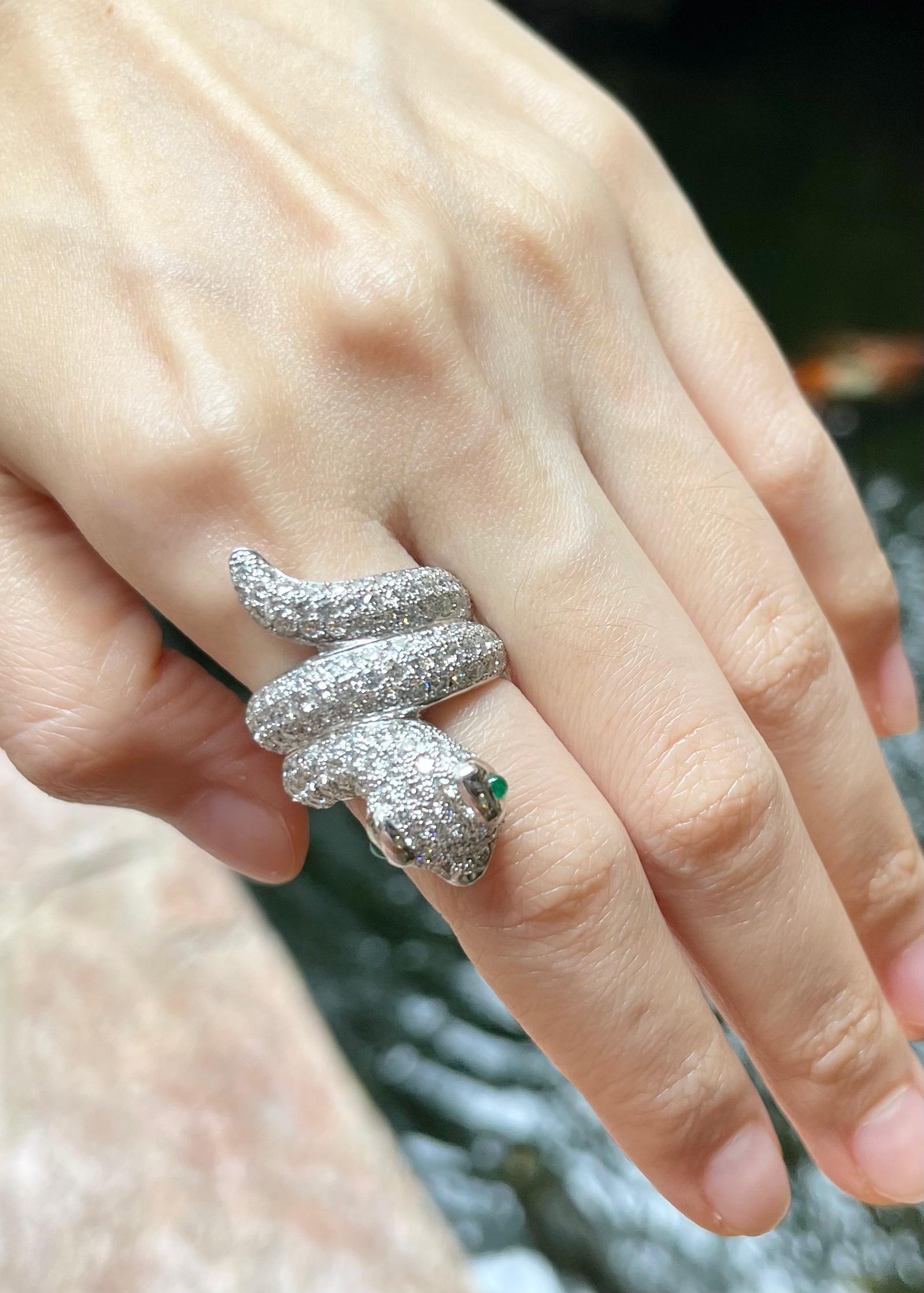 Diamond with Cabochon Emerald Snake Ring set in 18K White Gold Settings In New Condition For Sale In Bangkok, TH