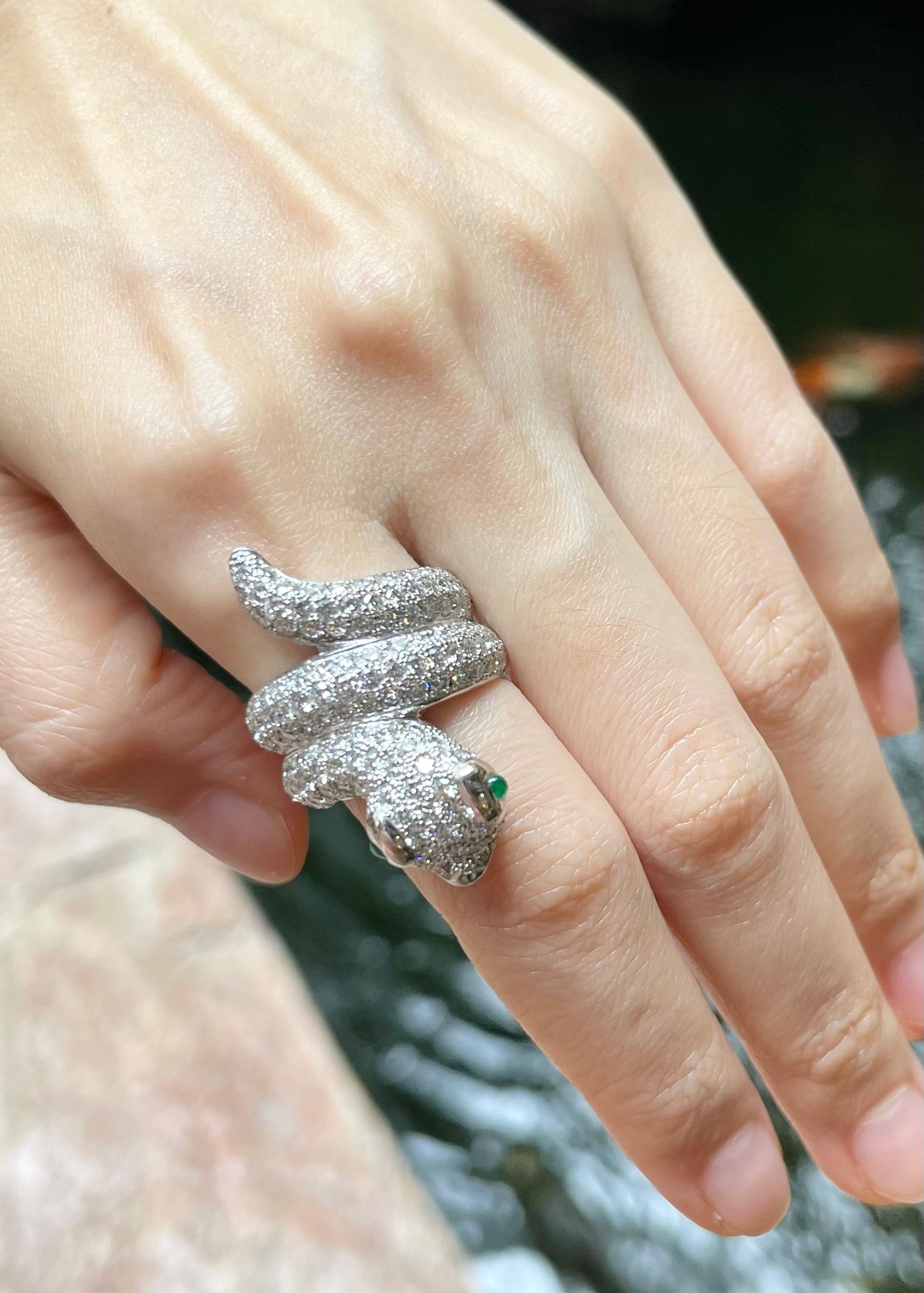Diamant mit Cabochon-Smaragd-Schlangenring in 18 Karat Weißgold gefasst im Zustand „Neu“ im Angebot in Bangkok, TH