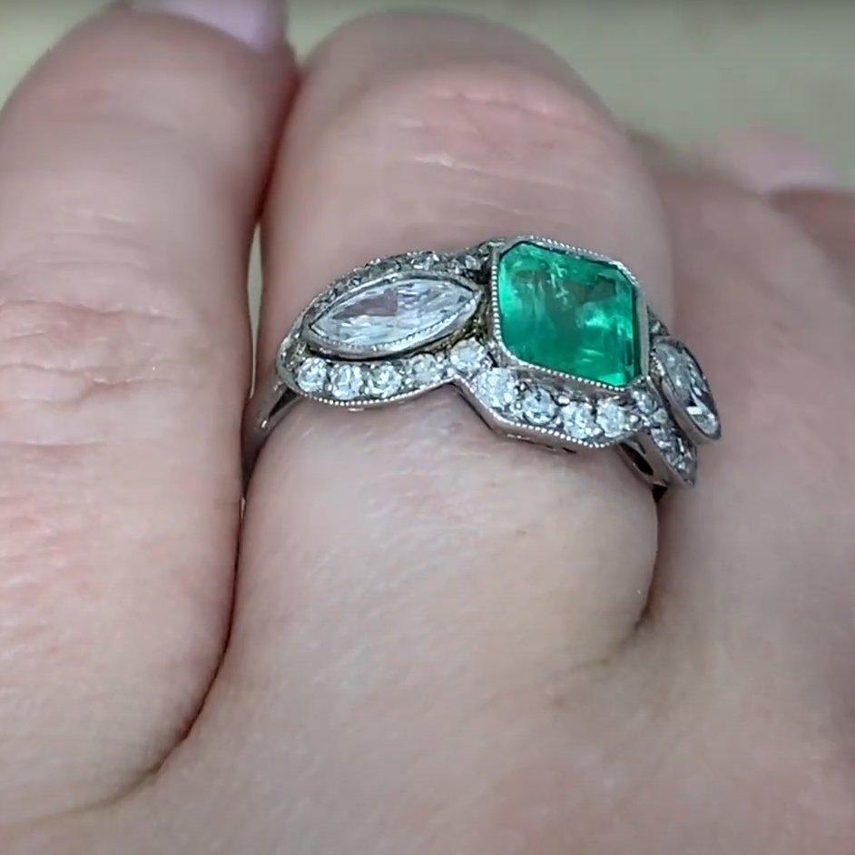 Anello con diamante e smeraldo, epoca metà secolo (circa 1 carato), platino In condizioni ottime in vendita a New York, NY