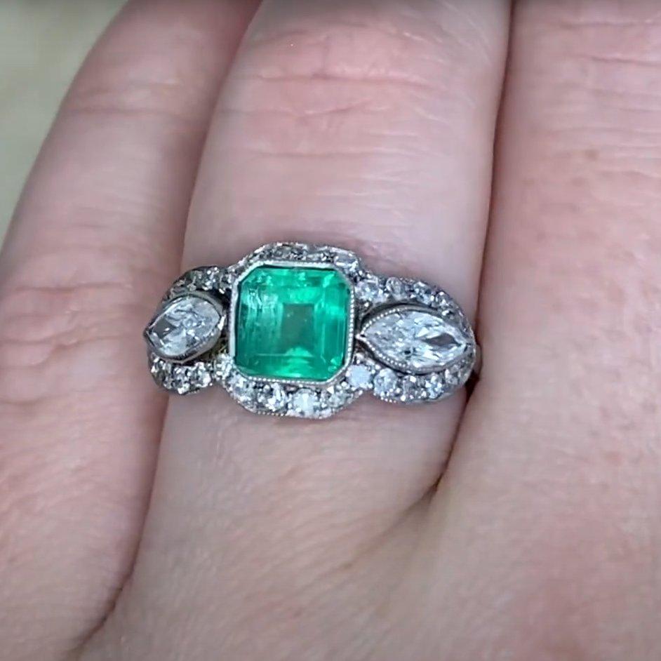 Anello con diamante e smeraldo, epoca metà secolo (circa 1 carato), platino in vendita 1