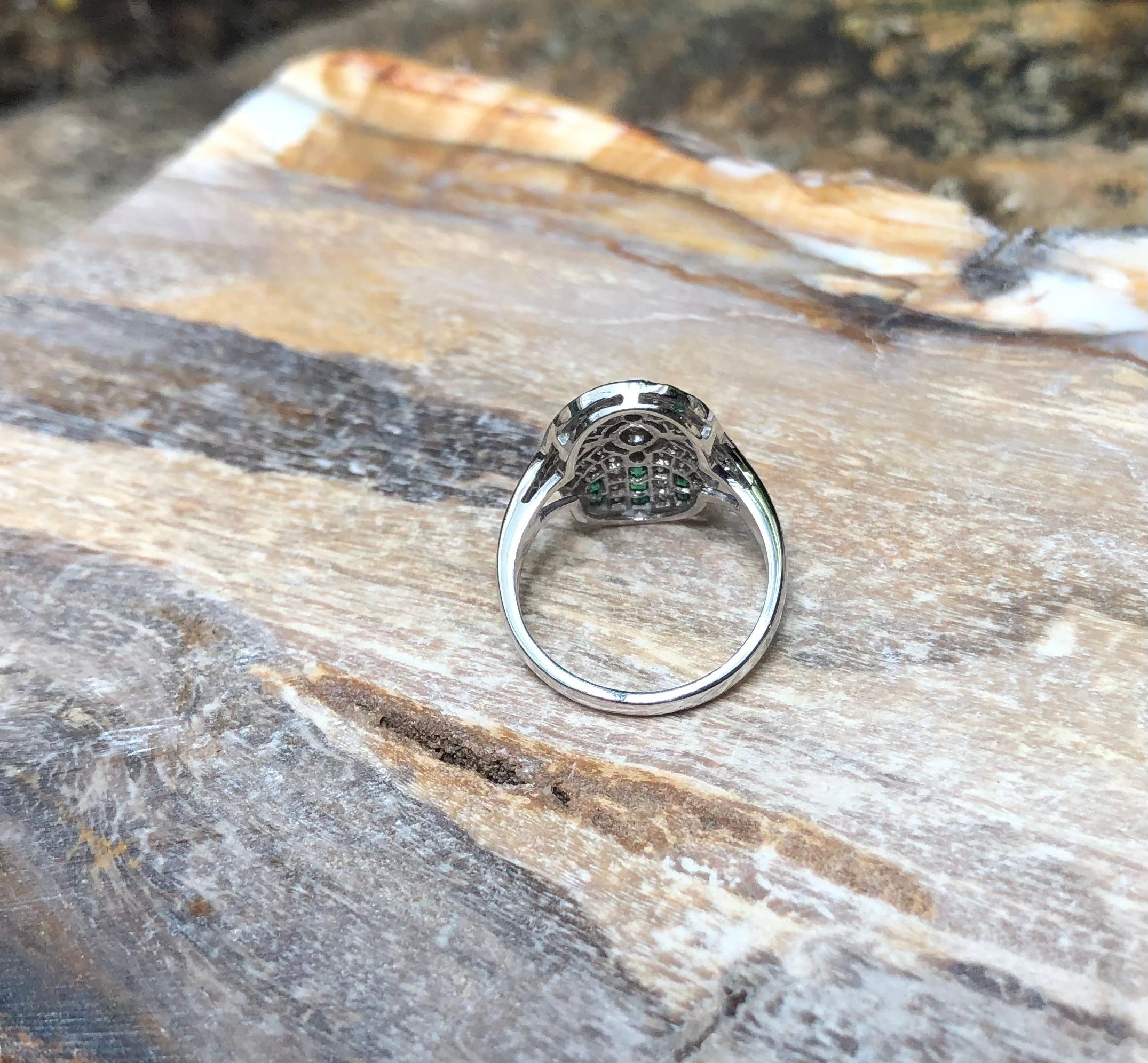 Diamantring mit Smaragd in 18 Karat Weißgold gefasst im Angebot 7