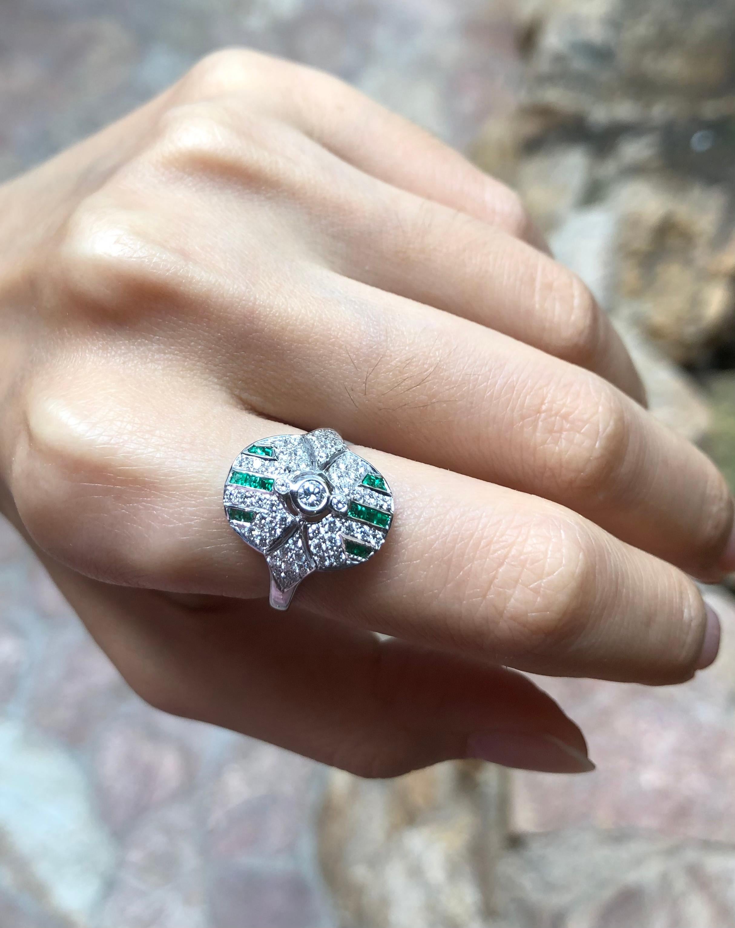 Diamond with Emerald Ring Set in 18 Karat White Gold Settings In New Condition For Sale In Bangkok, TH