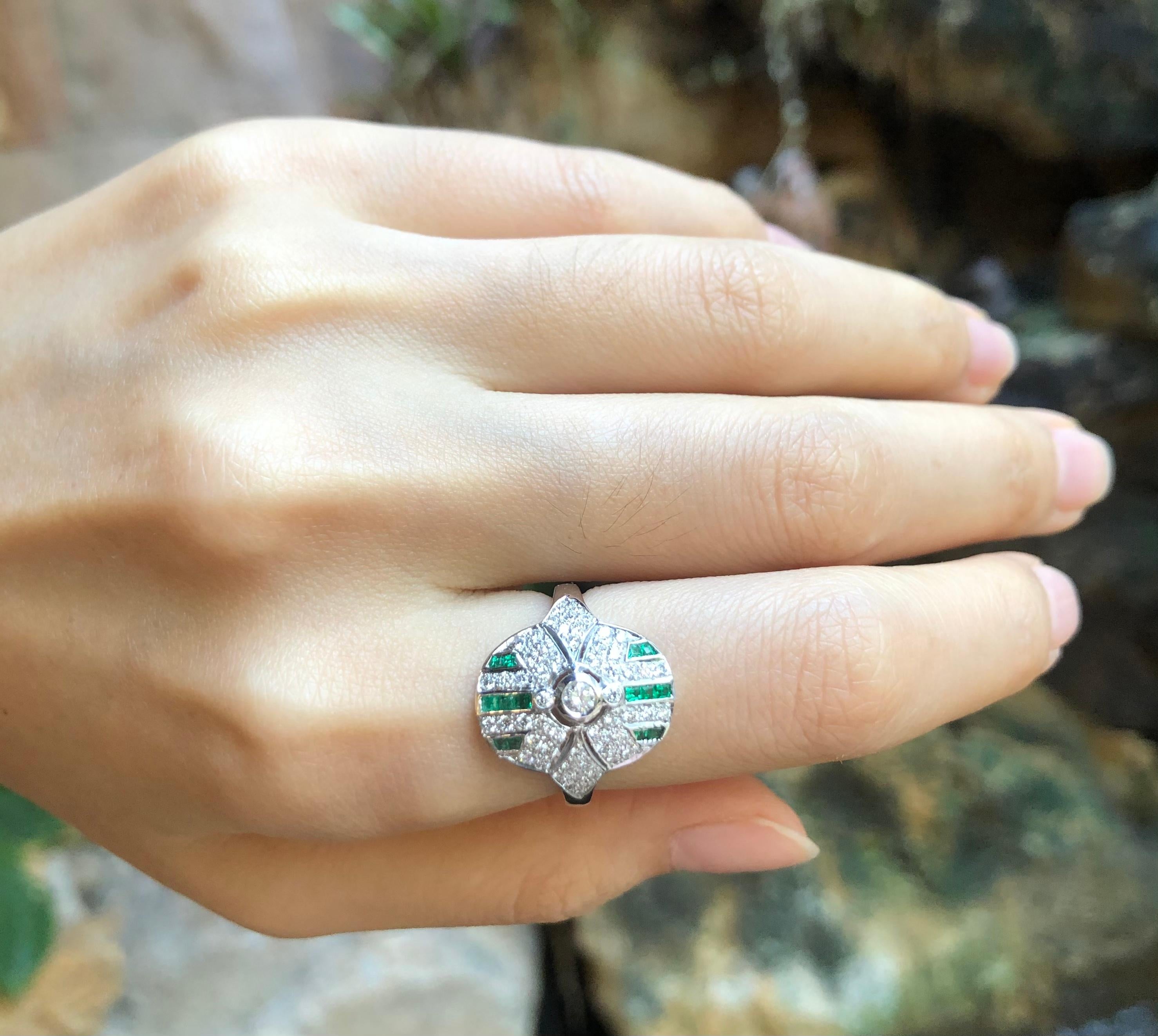 Women's Diamond with Emerald Ring Set in 18 Karat White Gold Settings For Sale