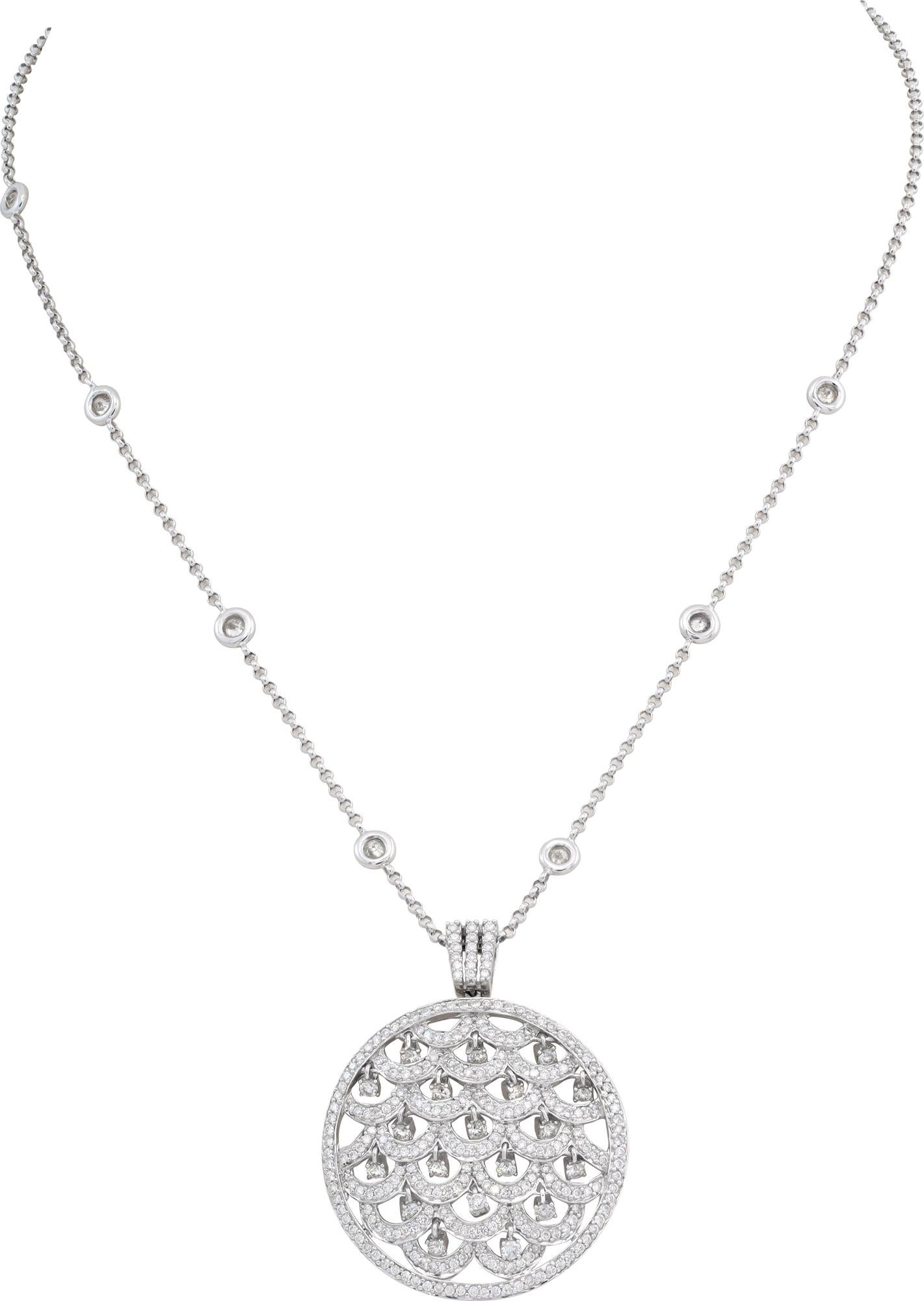 Collana di diamanti con pendente rotondo con onde e diamanti pendenti. Ciondolo in oro bianco 18 carati con 1,86 carati di diamanti. Catena in oro bianco 14k con 0,50 carati di diamanti. Lunghezza della catena 16 pollici. Diametro del ciondolo 1,25