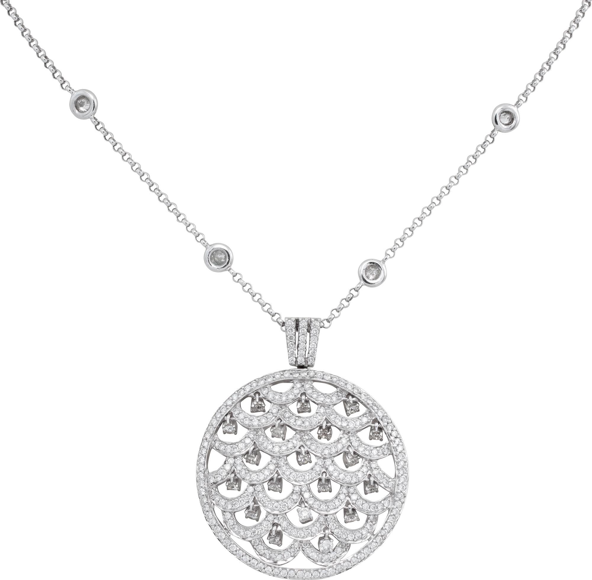 Diamante con ciondolo rotondo a forma di onda Collana in oro bianco In condizioni ottime in vendita a Surfside, FL